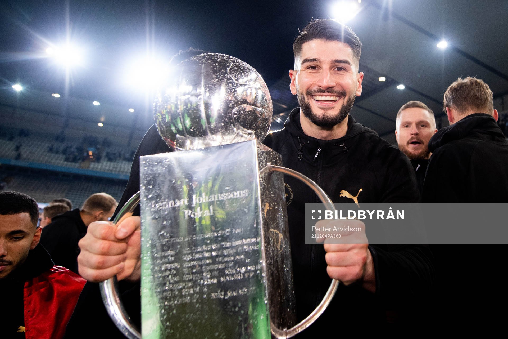 Malmö FFs Antonio Colak jublar med Lennart Johanssons pokal