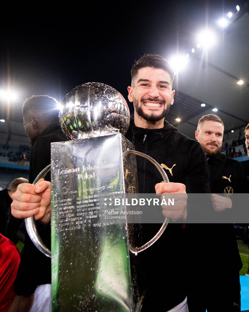 Malmö FFs Antonio Colak jublar med Lennart Johanssons pokal