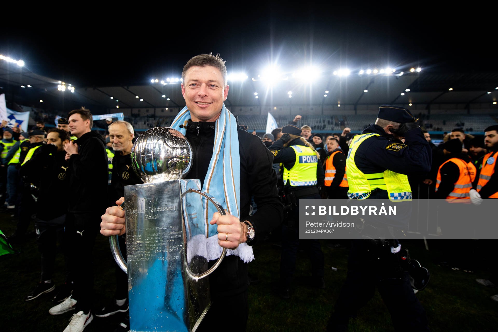 Malmö FFs tränare Jon Dahl Tomasson jublar med Lennart