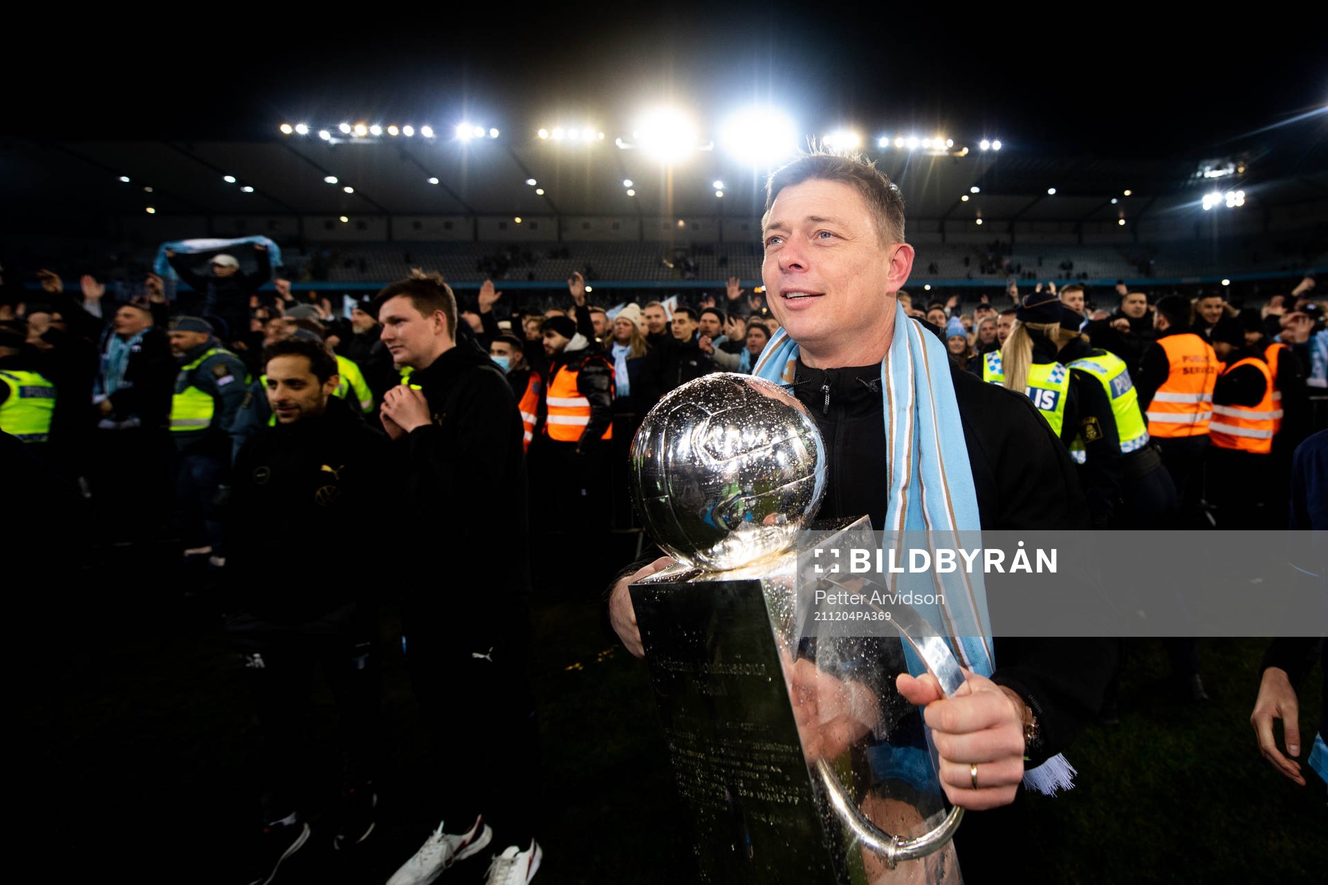 Malmö FFs tränare Jon Dahl Tomasson jublar med Lennart