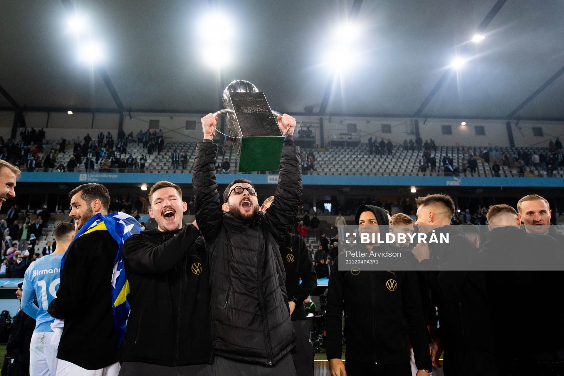 Malmö FFs analytiker Karou Calamy jublar med Lennart