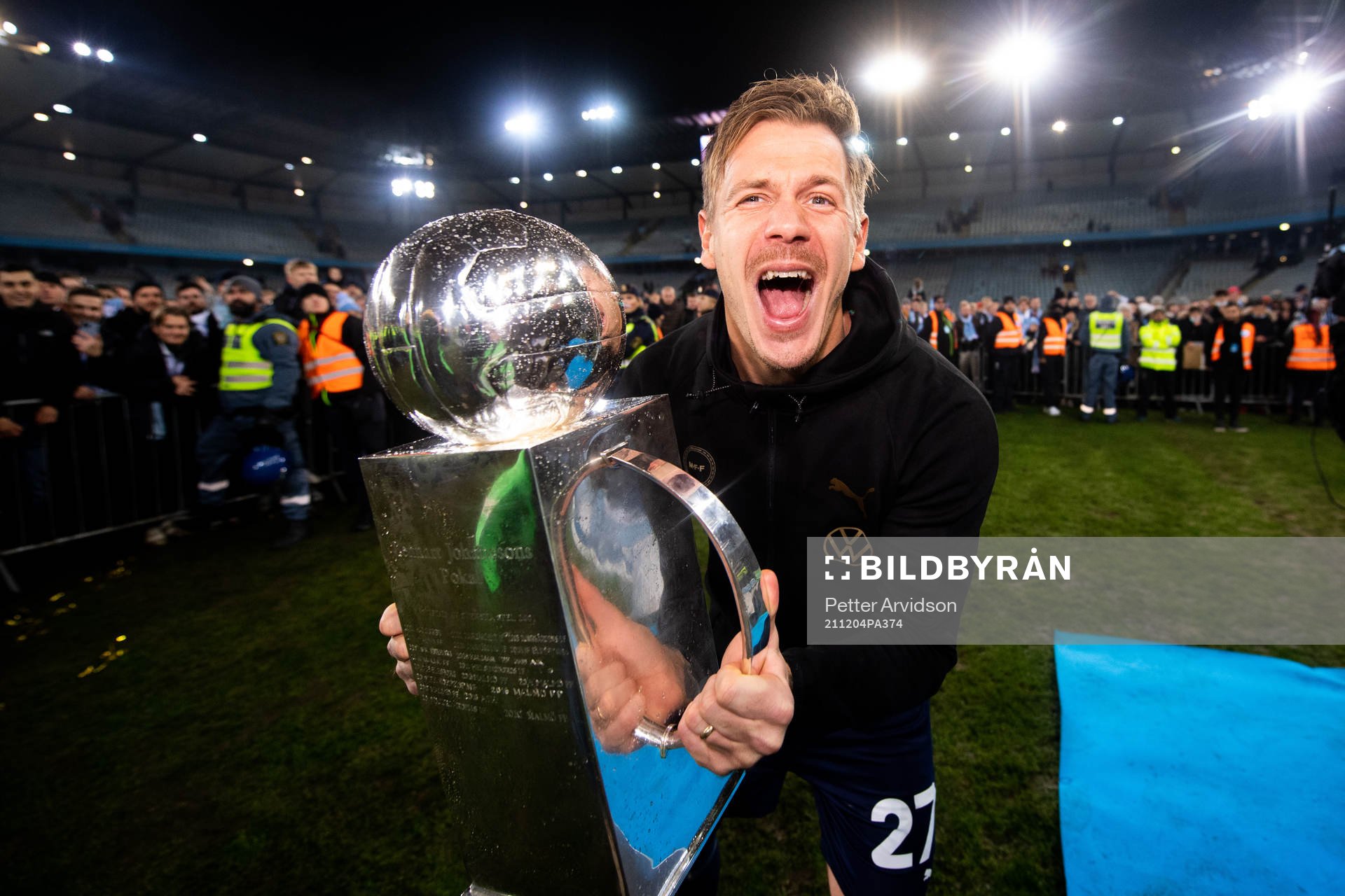 Malmö FFs målvakt Johan Dahlin jublar med Lennart