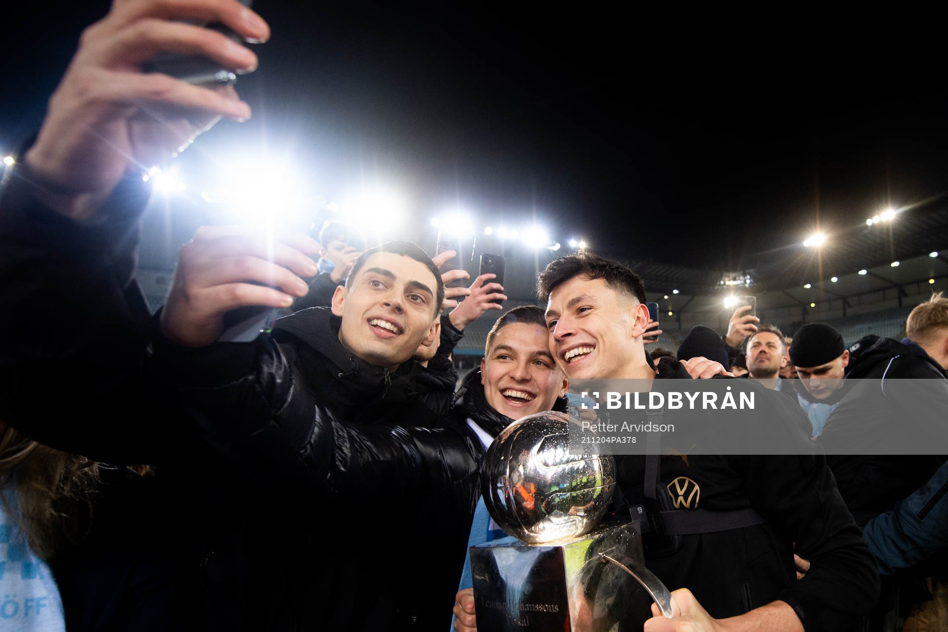 Malmö FFs Anel Ahmedhodzic jublar med Lennart Johanssons pokal med supportrarna efter att Malmö FF blivit Svenska Mästare 2021 efter fotbollsmatchen i Allsvenskan mellan Malmö FF och Halmstad den 4 december 2021 i Malmö.