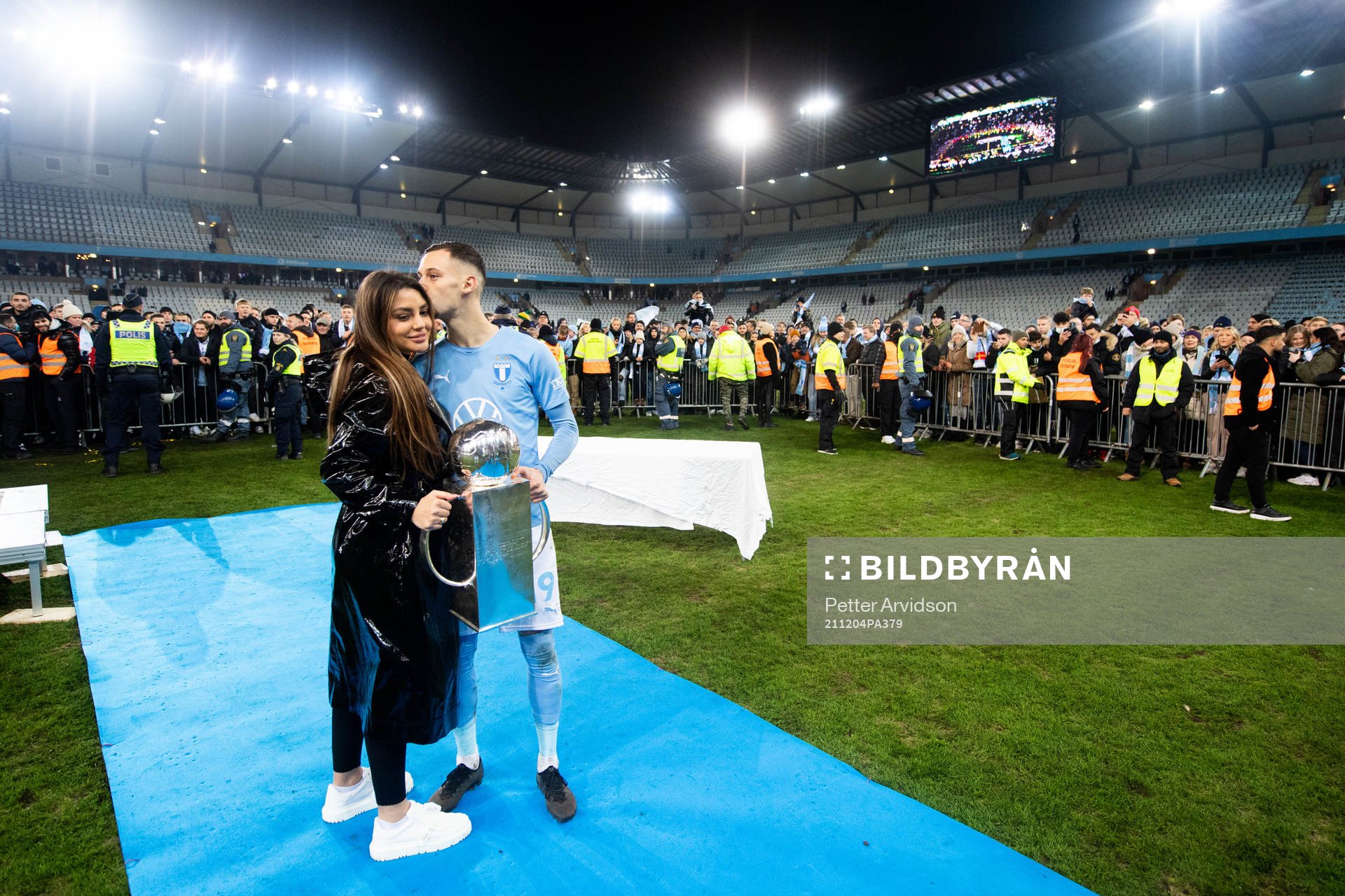 Malmö FFs Veljko Birmancevic med sin flickvän och Lennart