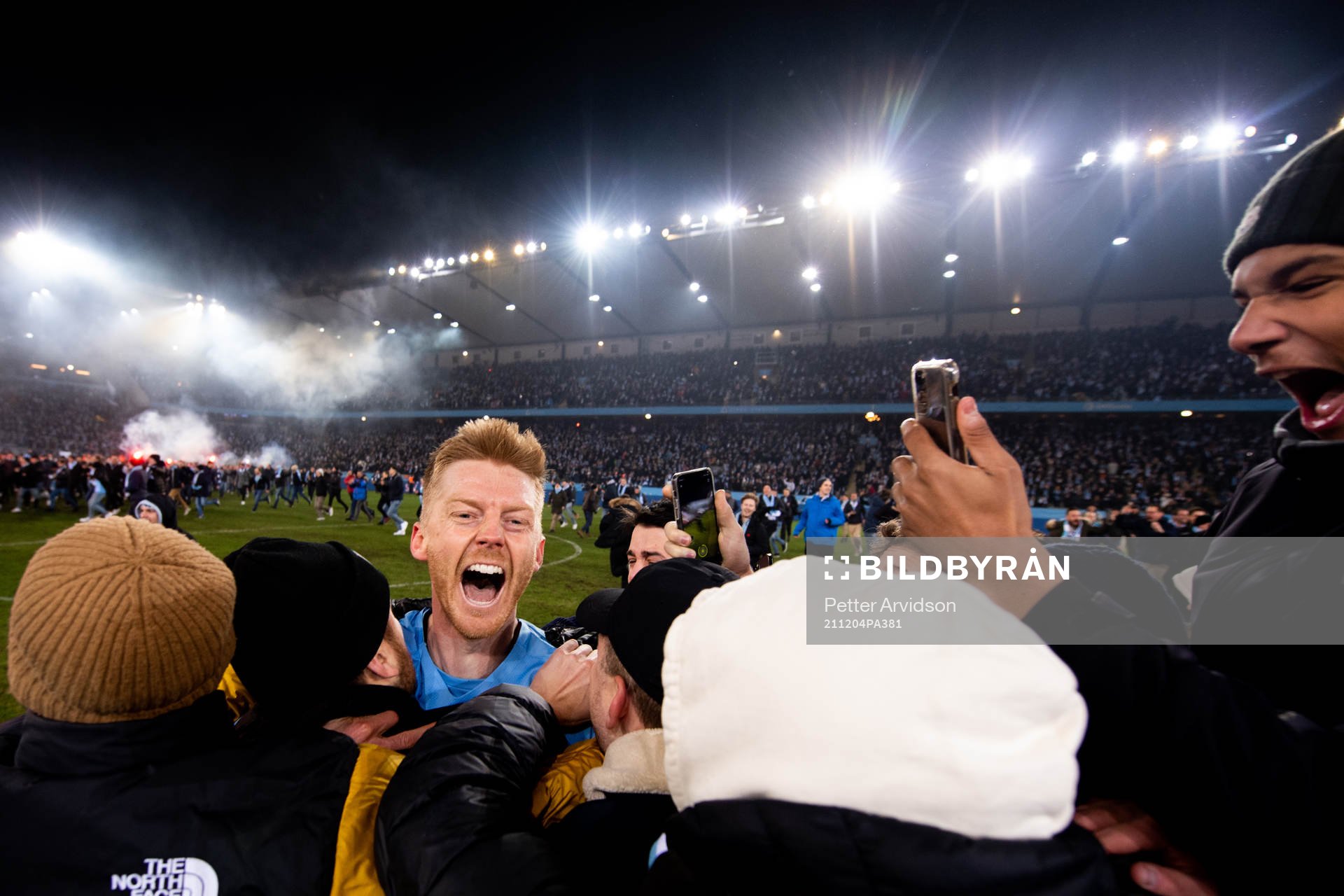 Malmö FFs Anders Christiansen jublar med supportar