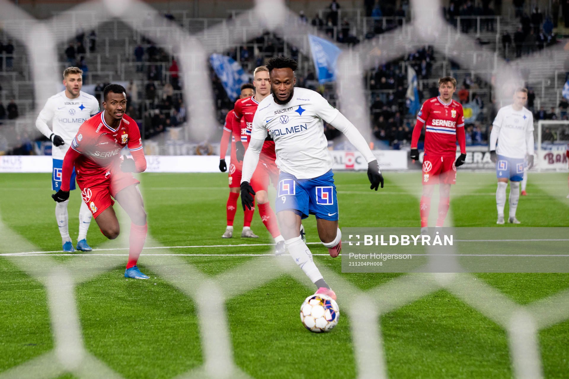 IFK Norrköpings Samuel Adegbenro skjuter bollen i mål