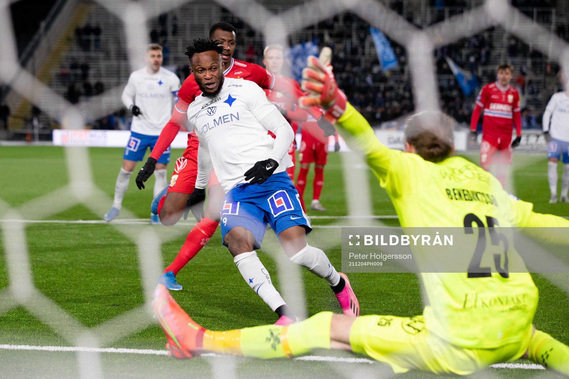 IFK Norrköpings Samuel Adegbenro skjuter bollen i mål