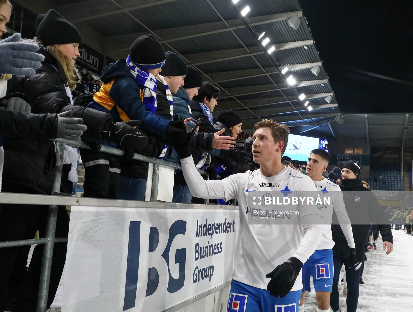 IFK Norrköpings Alexander Fransson tackar publiken