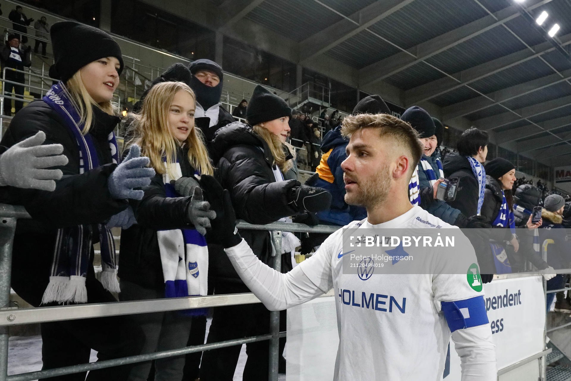 IFK Norrköpings Christoffer Nyman tackar publiken under fotbollsmatchen i Allsvenskan mellan IFK Norrköping och IFK Göteborg den 4 december 2021 i Norrköping.