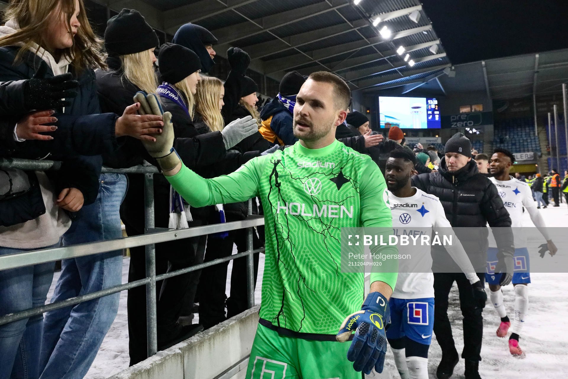 IFK Norrköpings målvakt Oscar Jansson tackar publiken