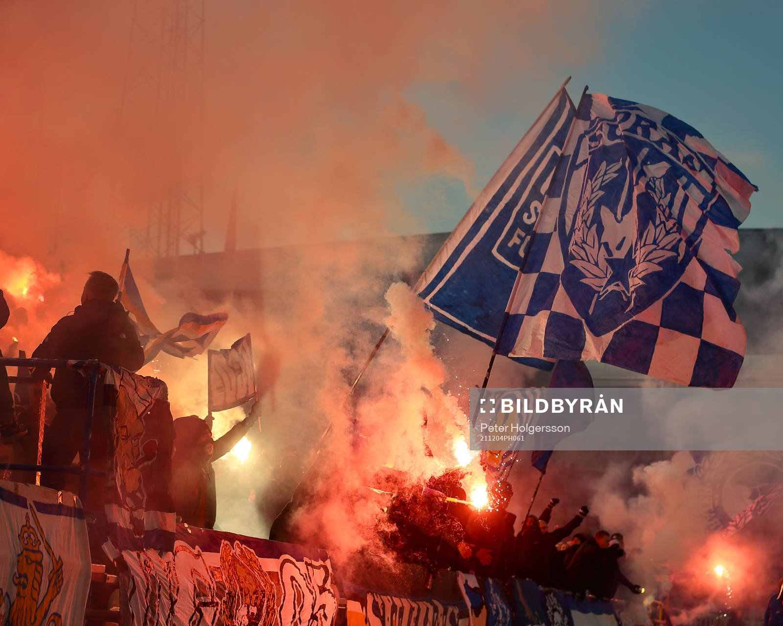 IFK Göteborgs supporters med bengaler