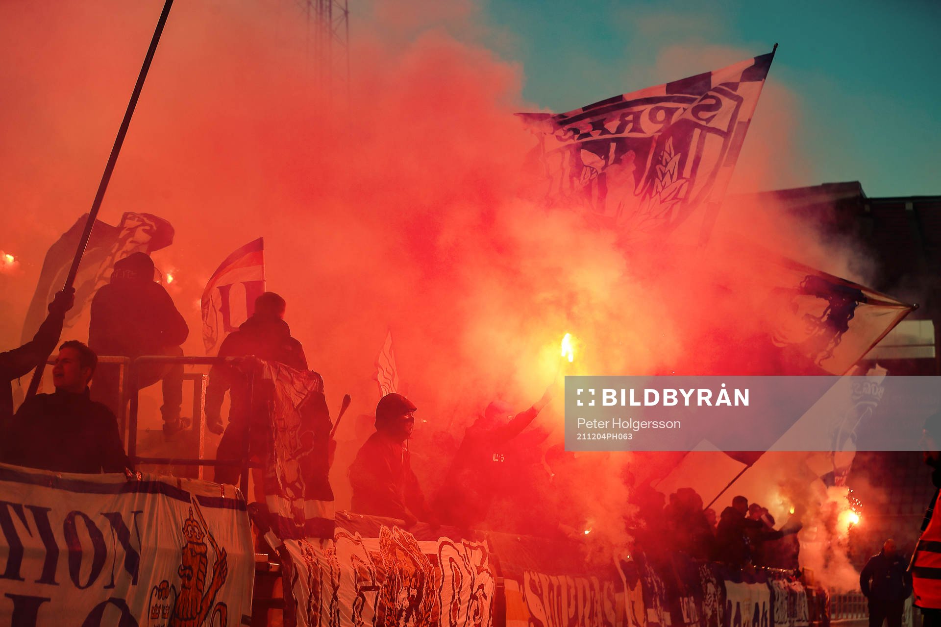 IFK Göteborgs supporters med bengaler