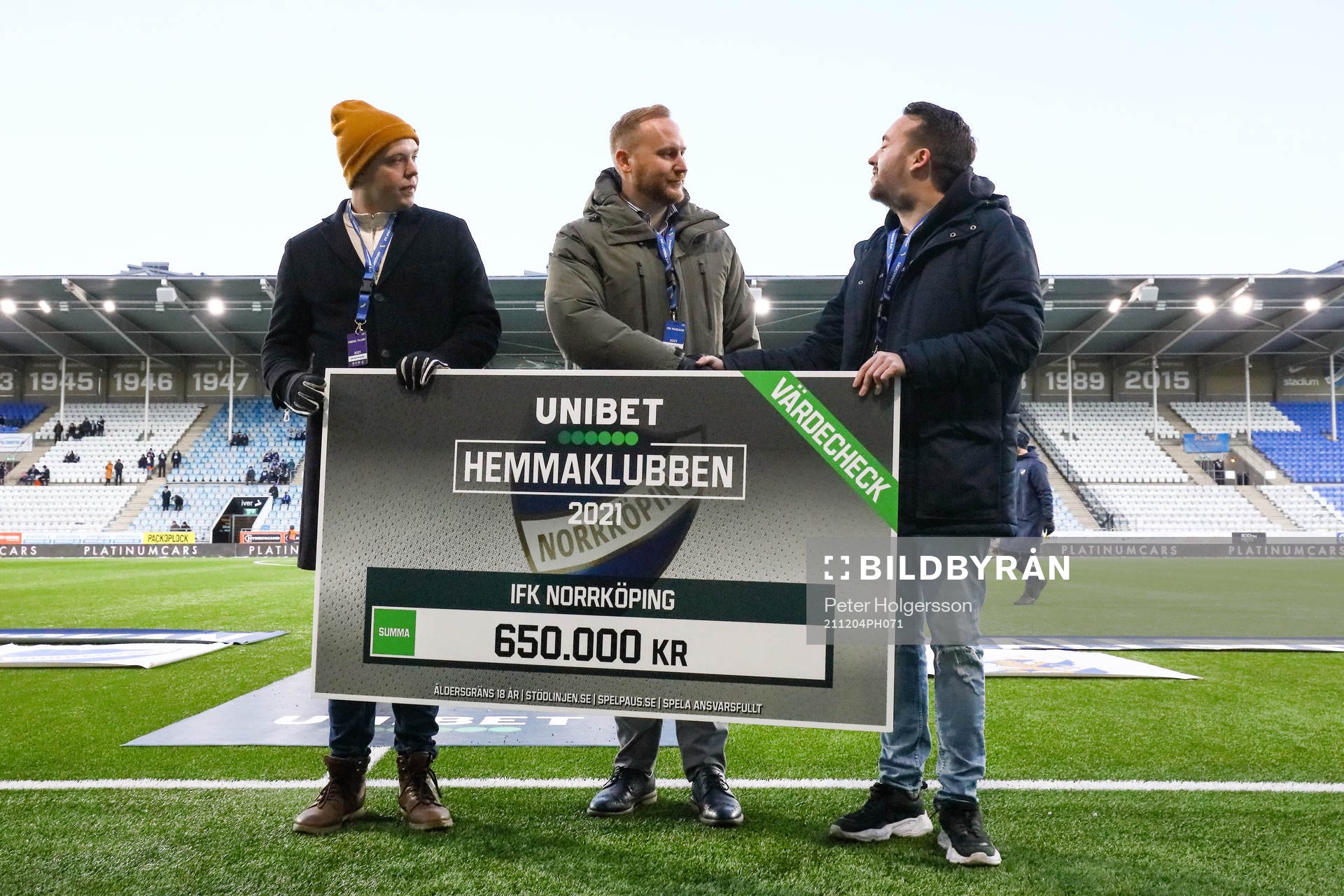 IFK Norrköpings ordförande tar emot check från Unibet