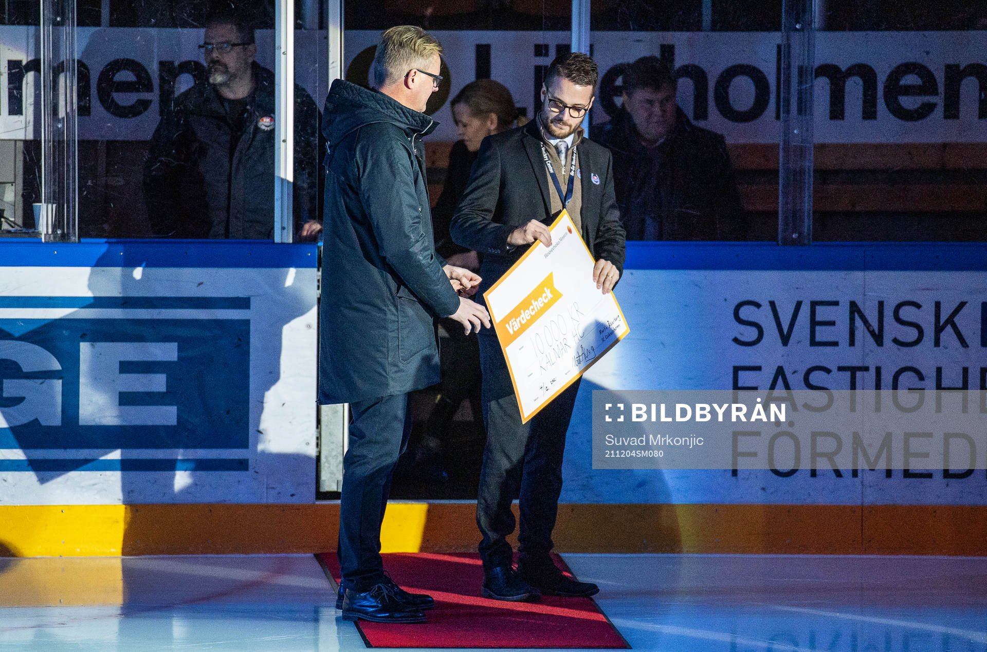Anders Svensson från Kalmar HC tar emot en check från