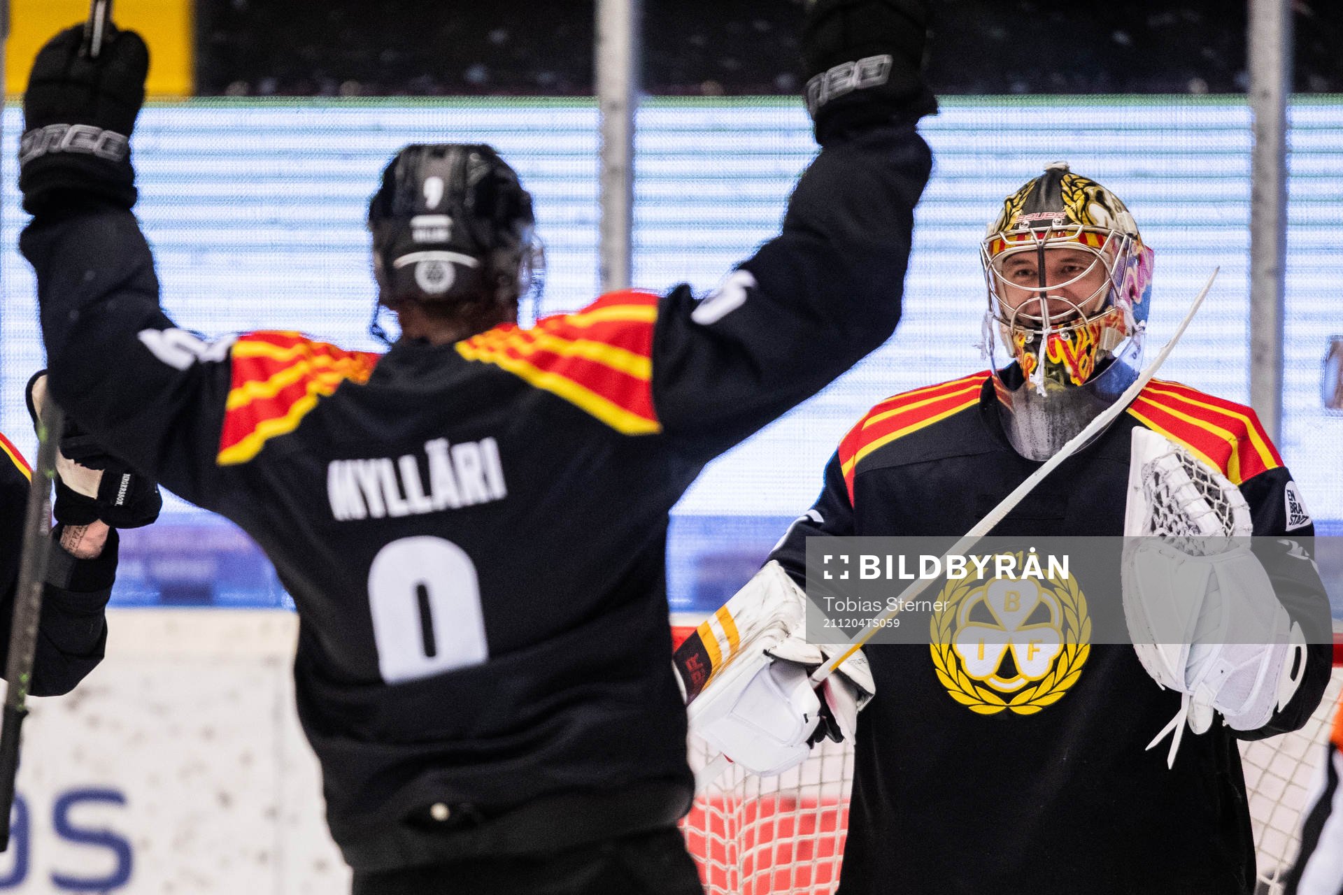 Brynäs målvakt Veini Vehviläinen jublar