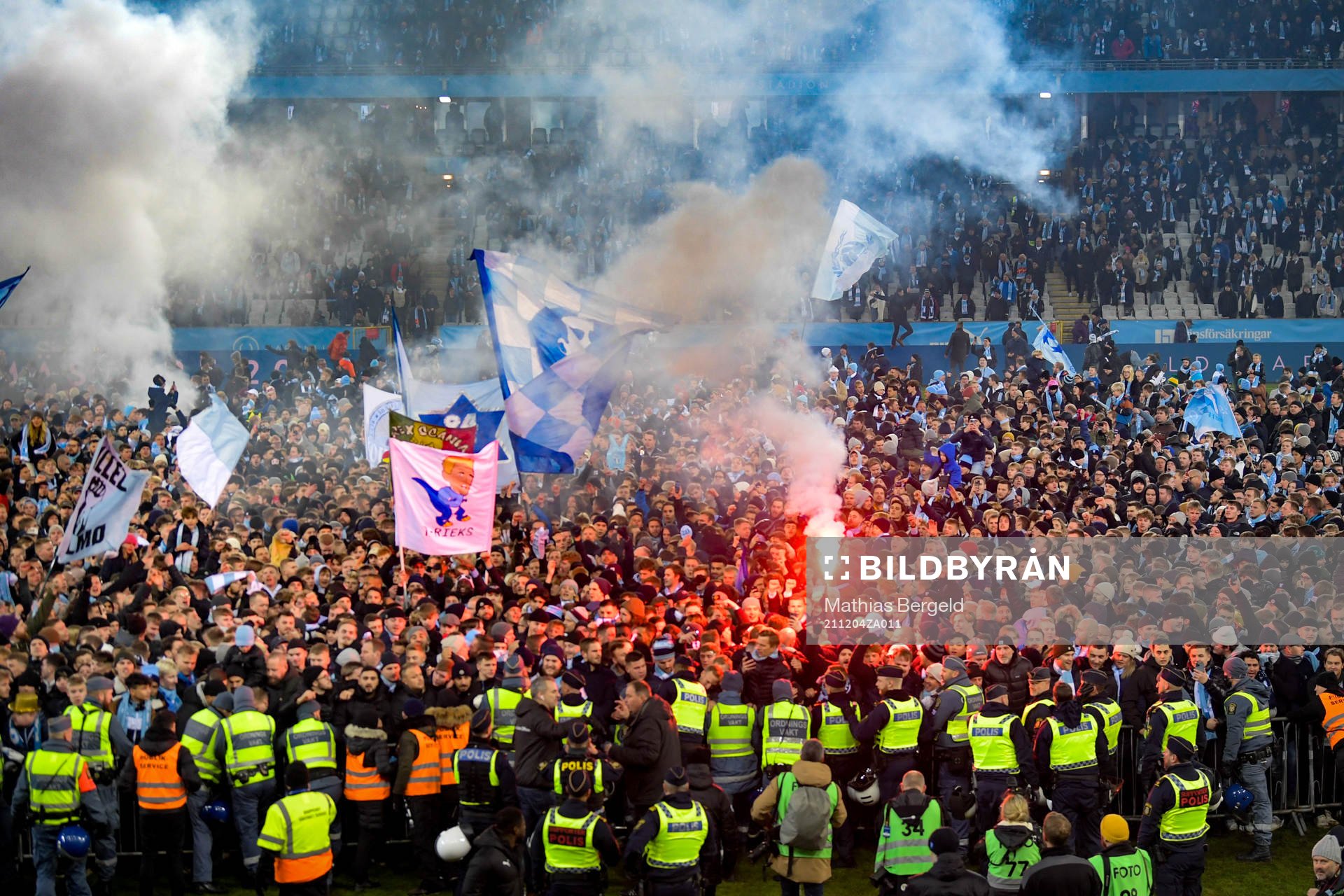 Malmö FFs supportrar stormar planen