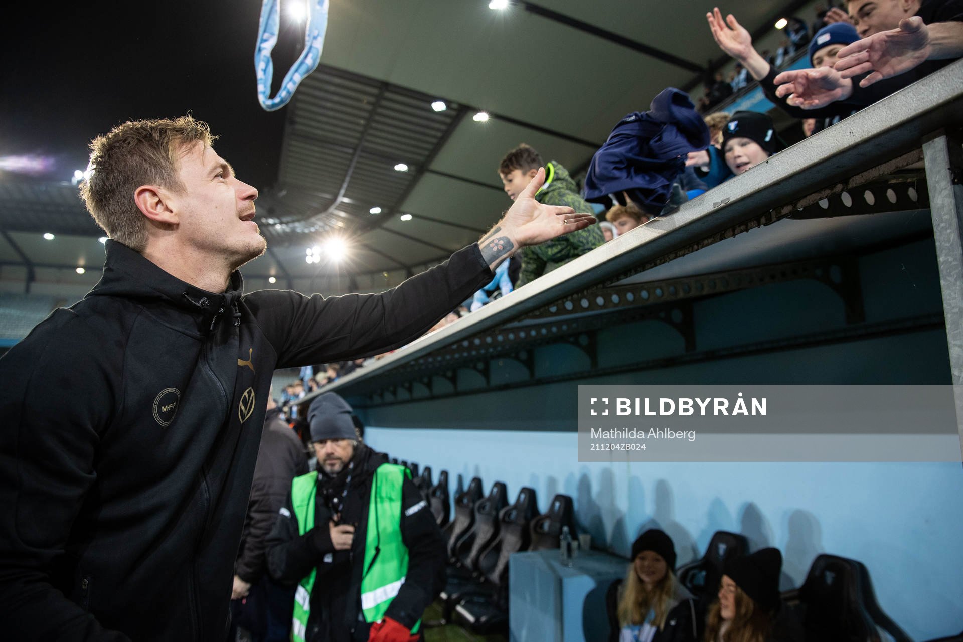 Malmö FFs målvakt Johan Dahlin  jublar med supportrar