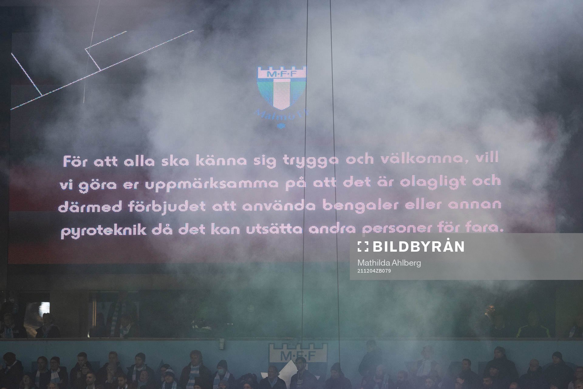 Skylt som uppmanar publiken att inte tända bengaler eller