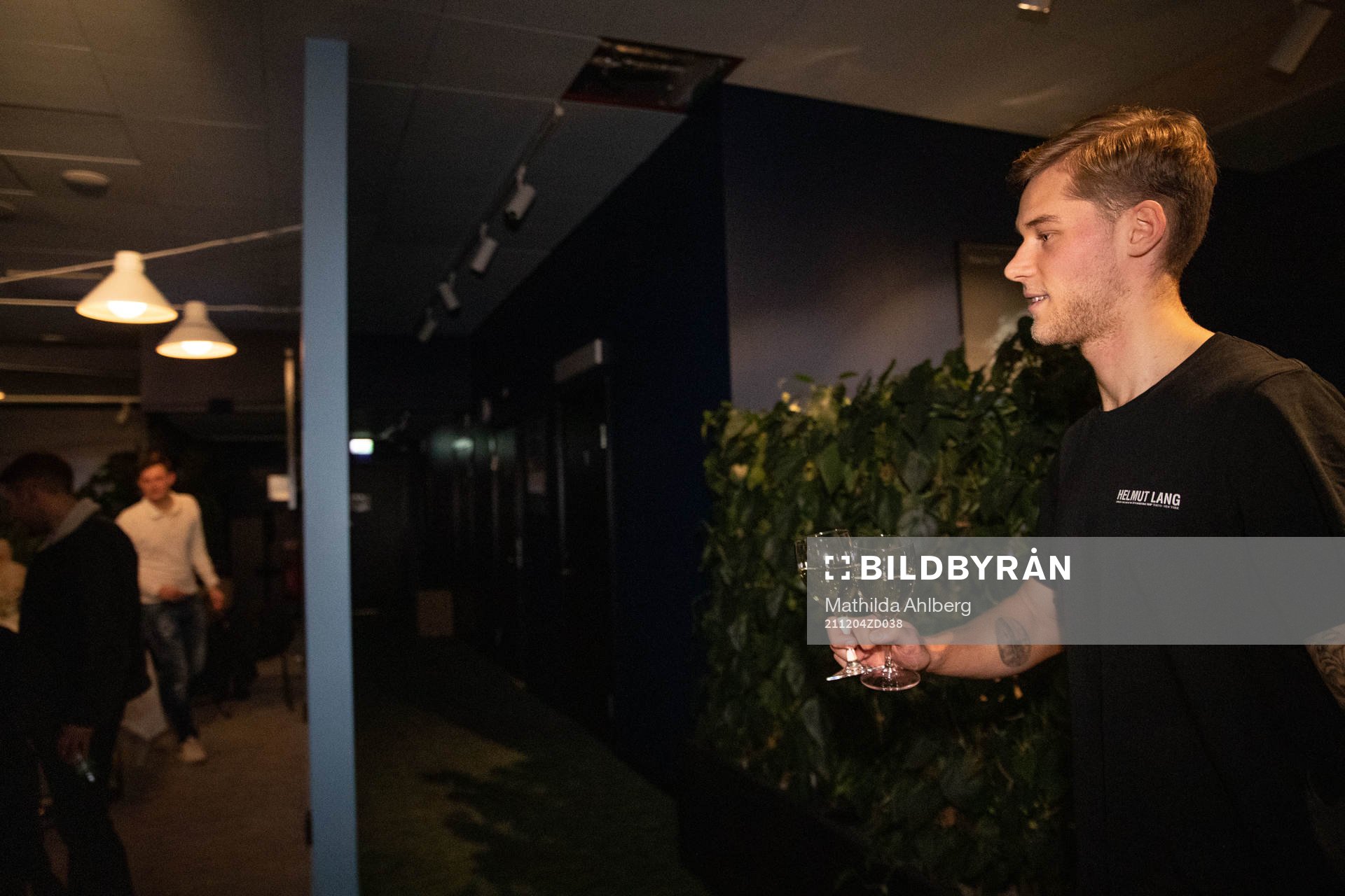 Malmö FFs Felix Beijmo serverar vin på Malmös guldmiddag