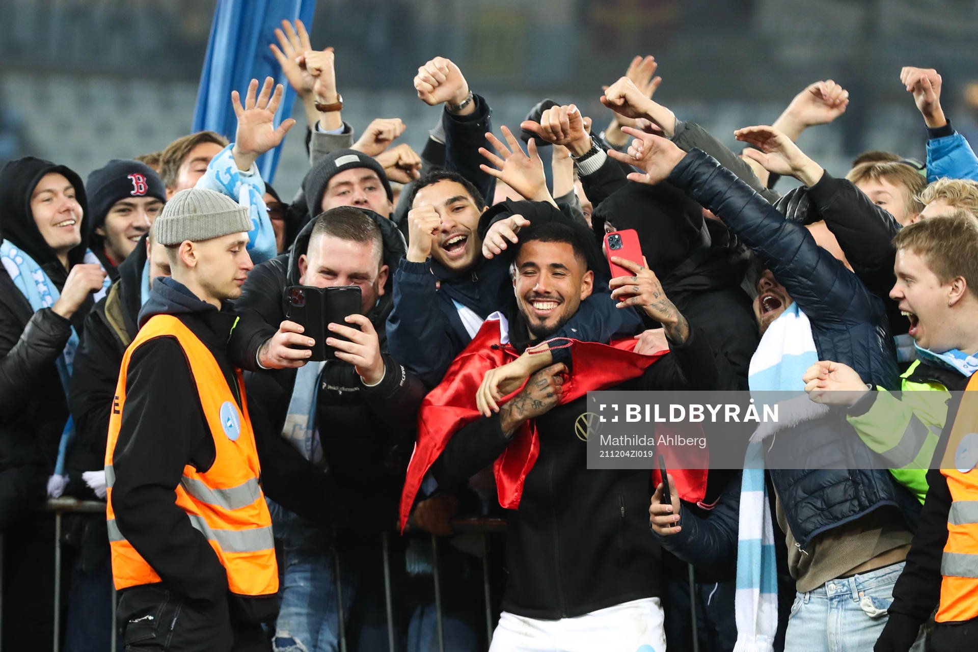 Malmö FFs Sergio Pena jublar med supportrar