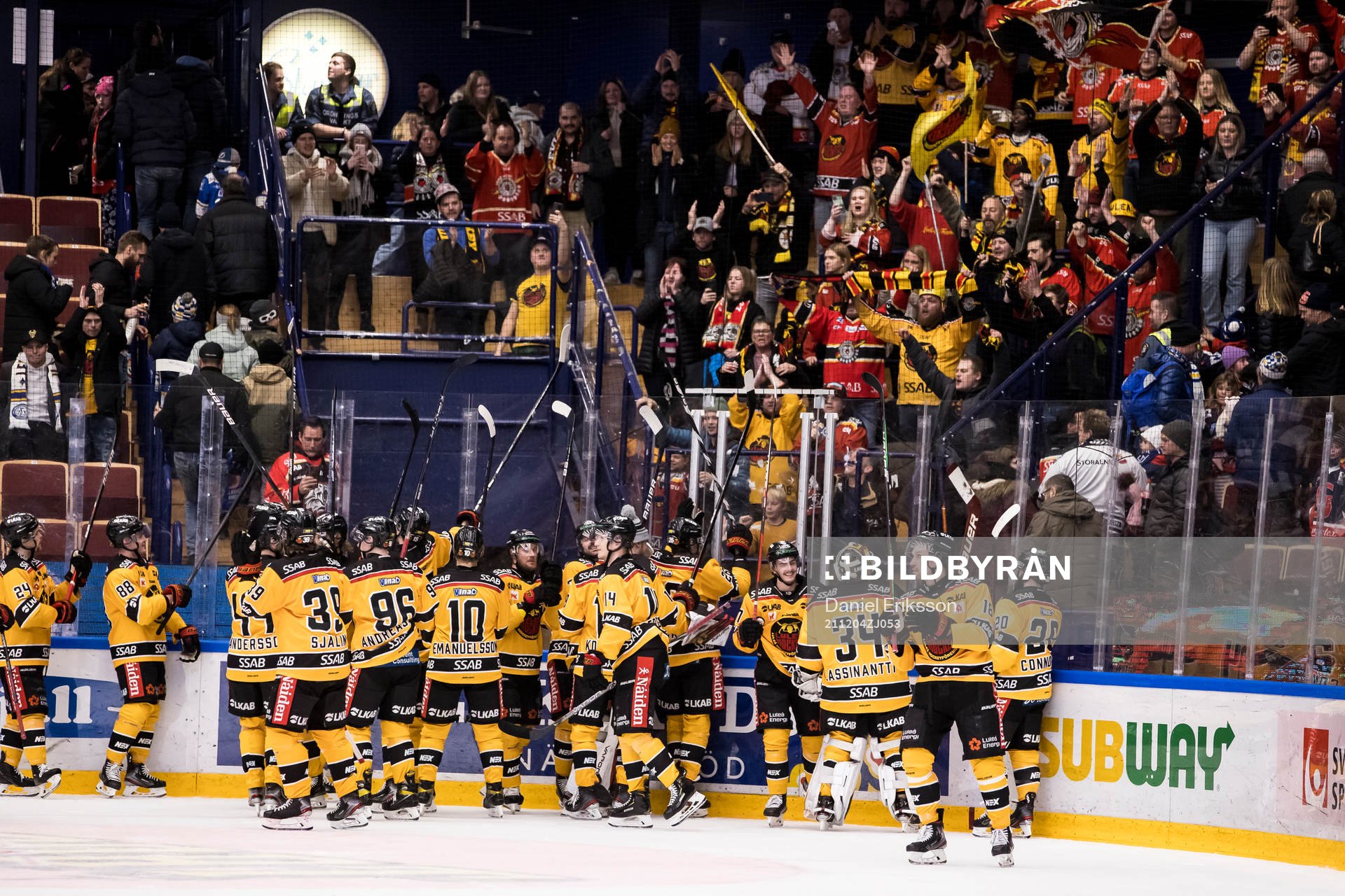 Luleås spelarna jublar med fansen