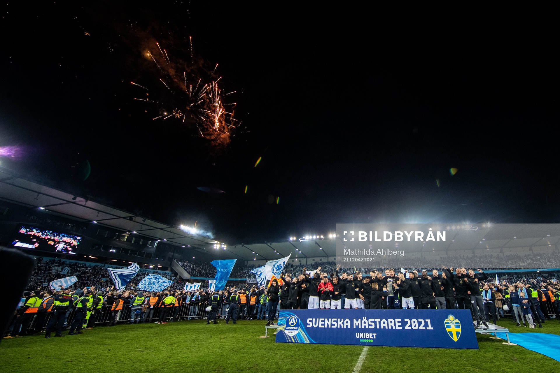 Malmö FFs spelare jublar och lyfter pokalen efter fotbollsmatchen i Allsvenskan mellan Malmö FF och Halmstad den 4 december 2021 i Malmö.