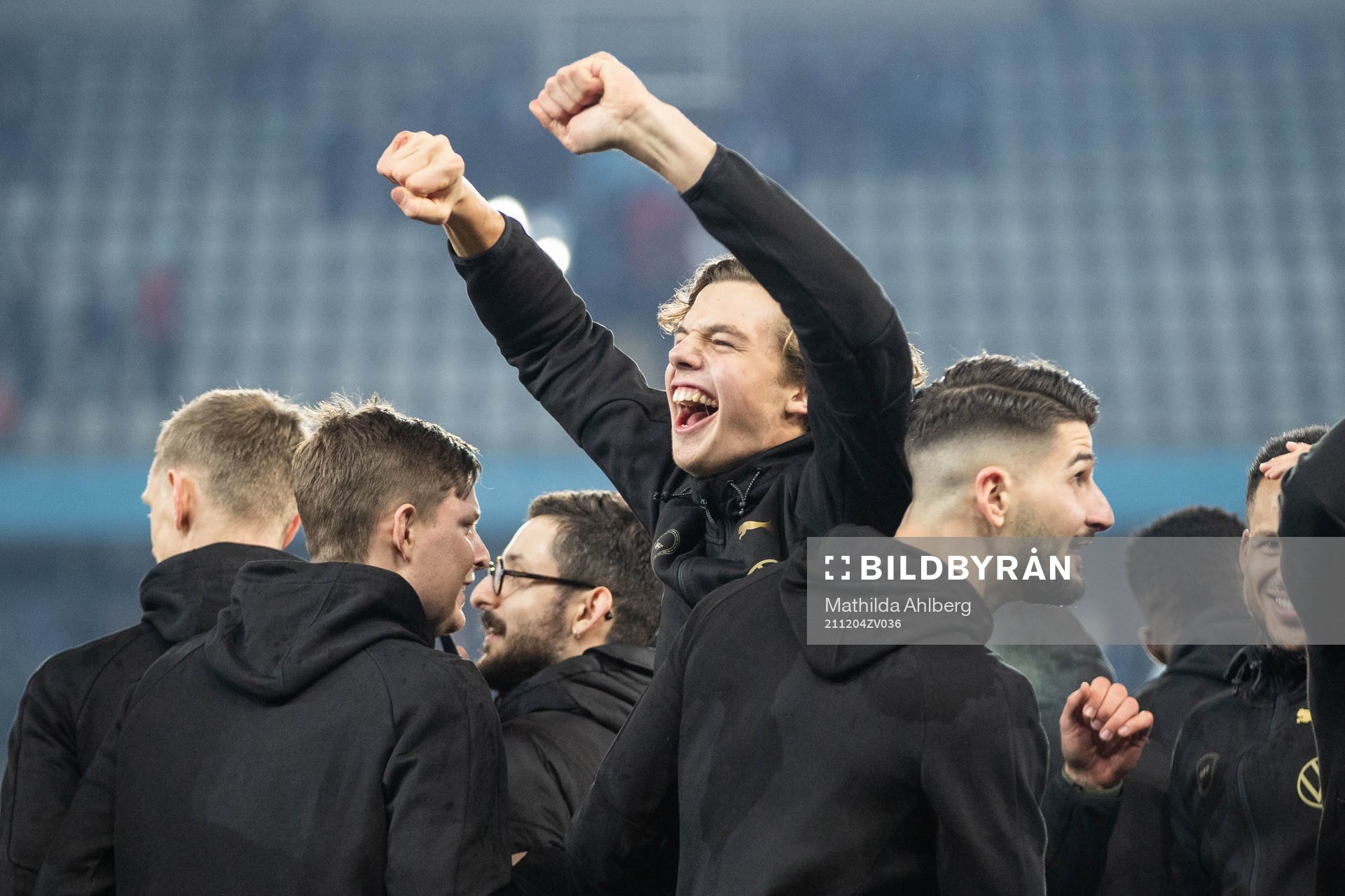 Malmö FFs målvakt Melker Ellborg jublar efter fotbollsmatchen i Allsvenskan mellan Malmö FF och Halmstad den 4 december 2021 i Malmö. 
