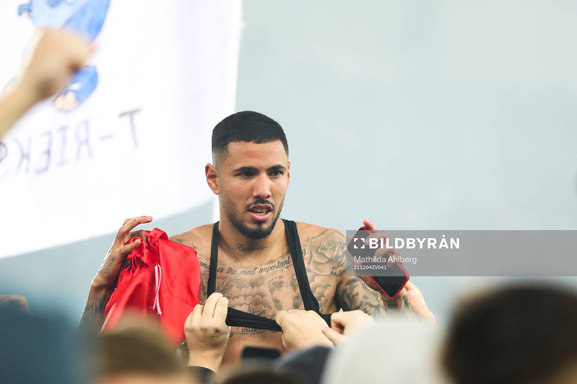 Malmö FFs Sergio Pena jublar efter fotbollsmatchen i Allsvenskan mellan Malmö FF och Halmstad den 4 december 2021 i Malmö. 
