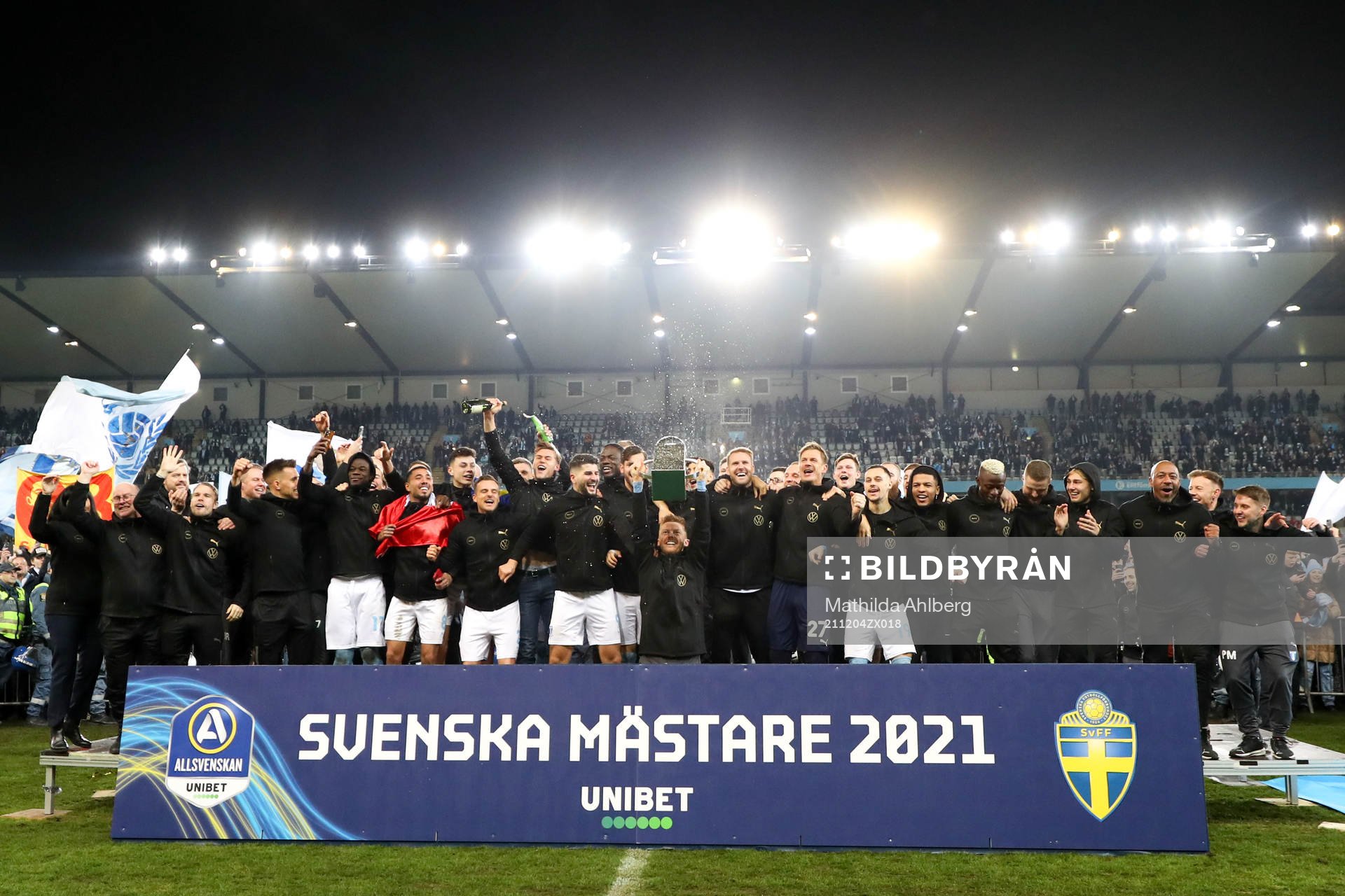 Malmö FFs spelare jublar med pokalen