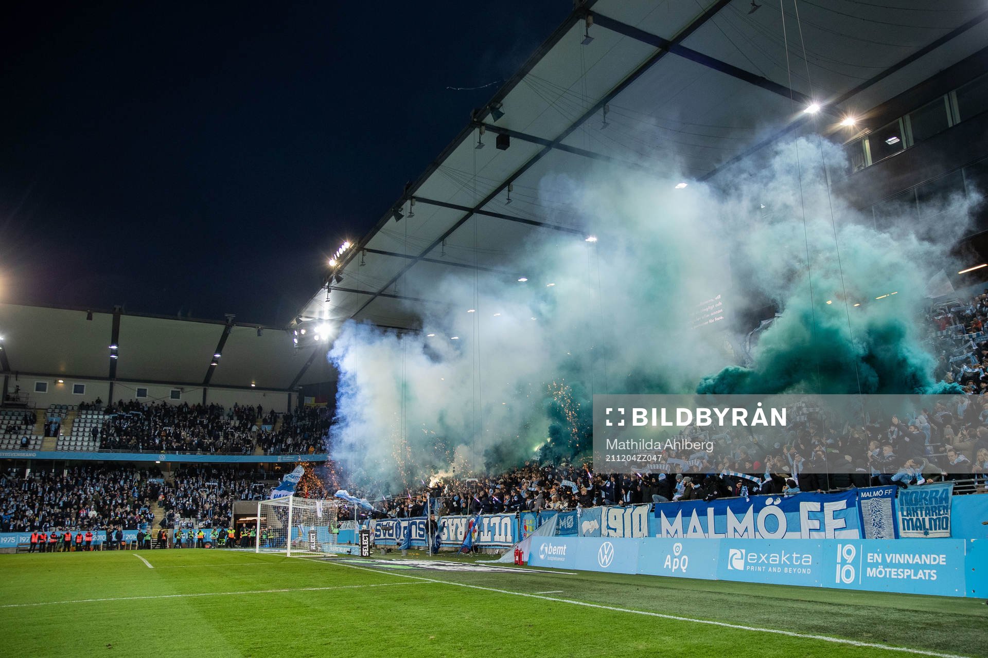 Malmö FFs supportrar med bengaler och rök