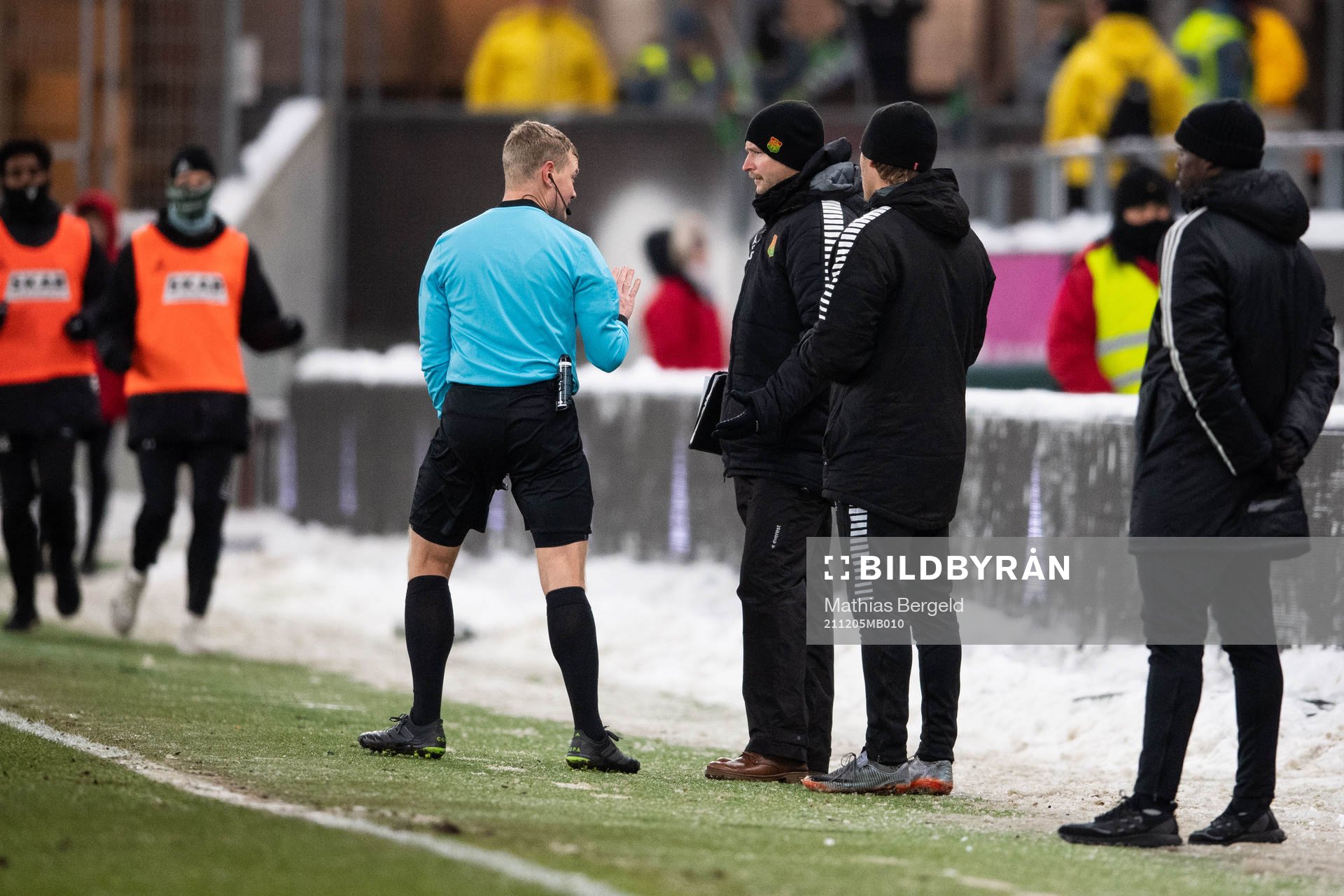Domare Fredrik Klitte i samtal med GAIS ledare