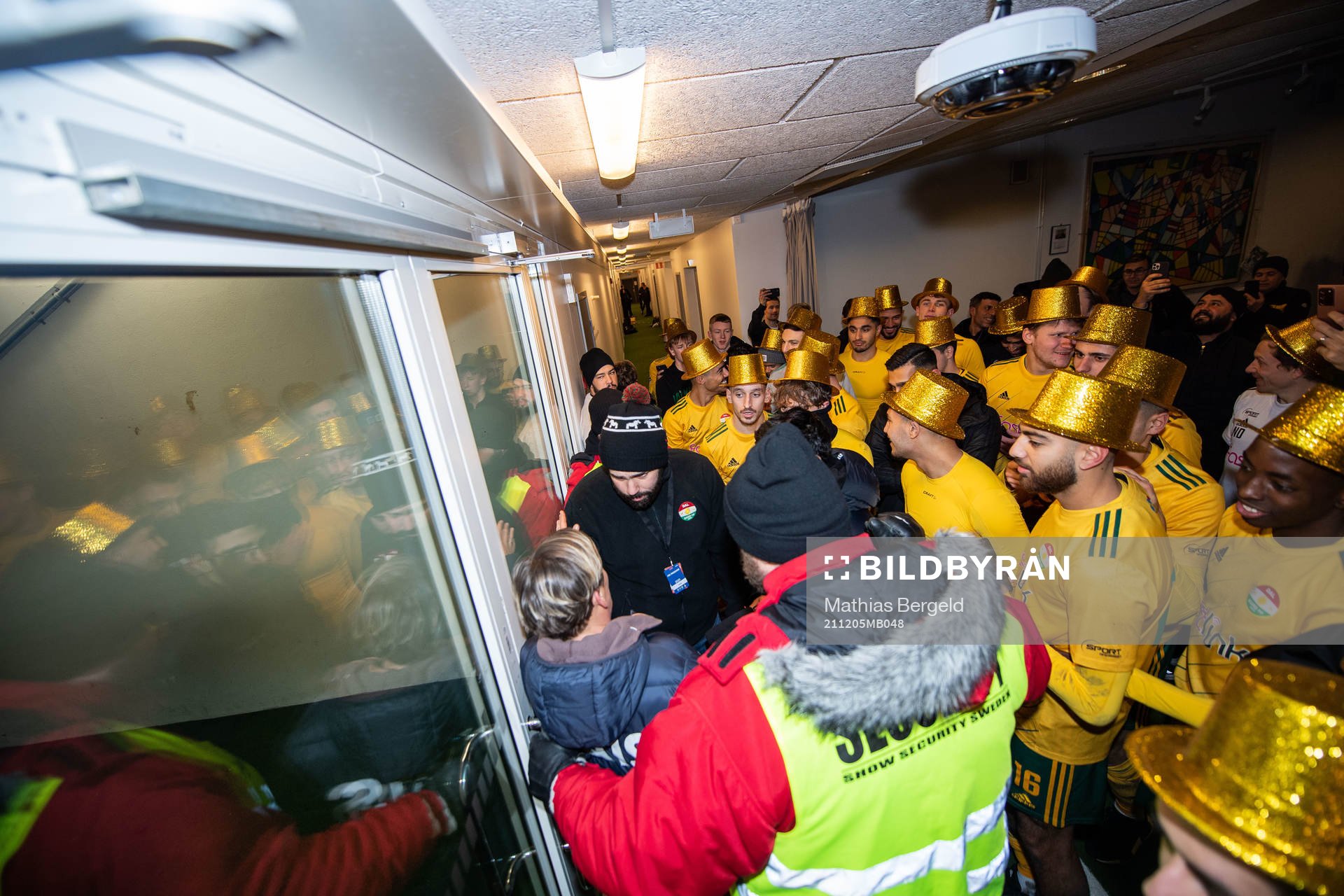 Dalkurds spelare väntar på att få gå ut till planen och