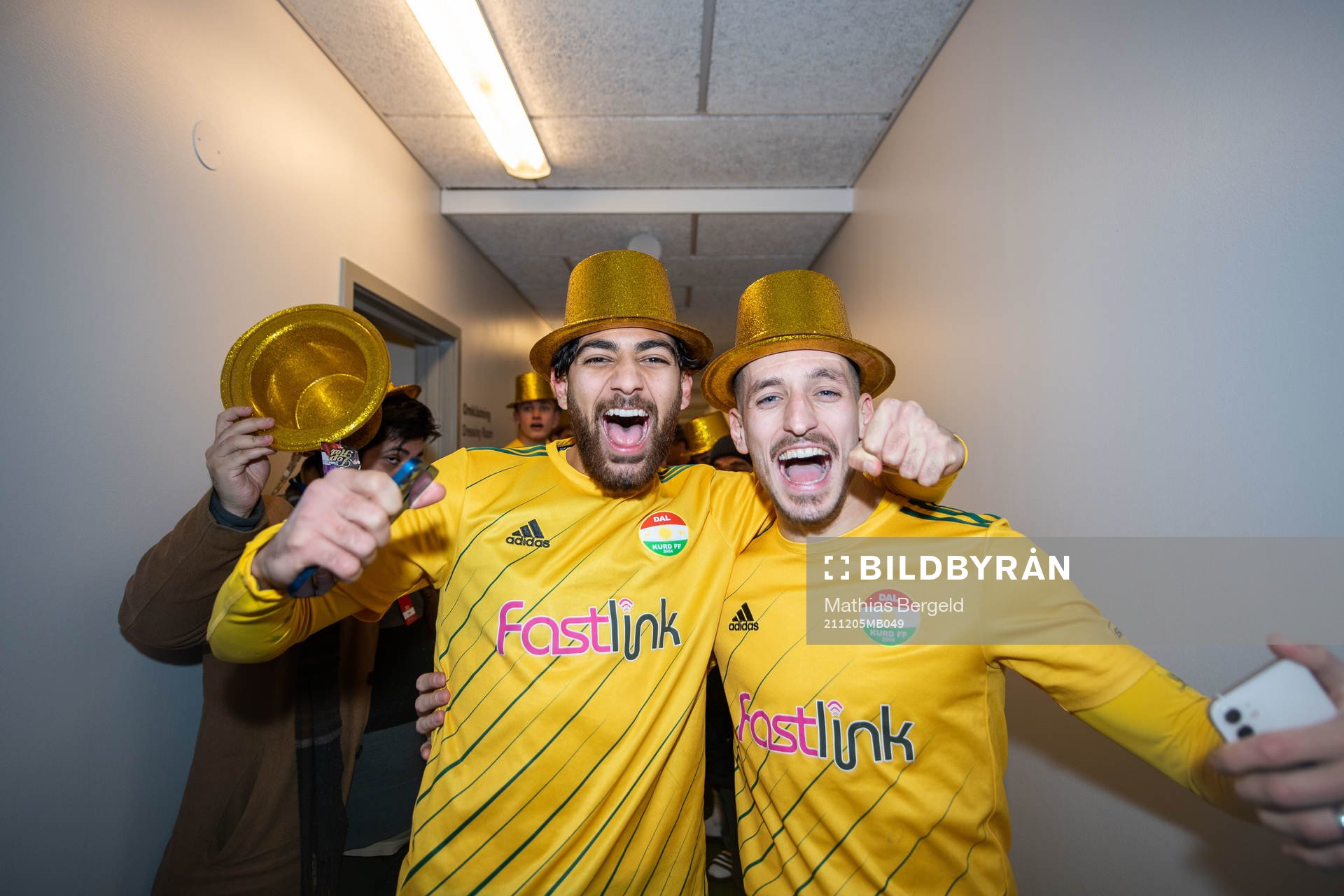Dalkurds Rendijs Sibass och Arian Kabashi  jublar