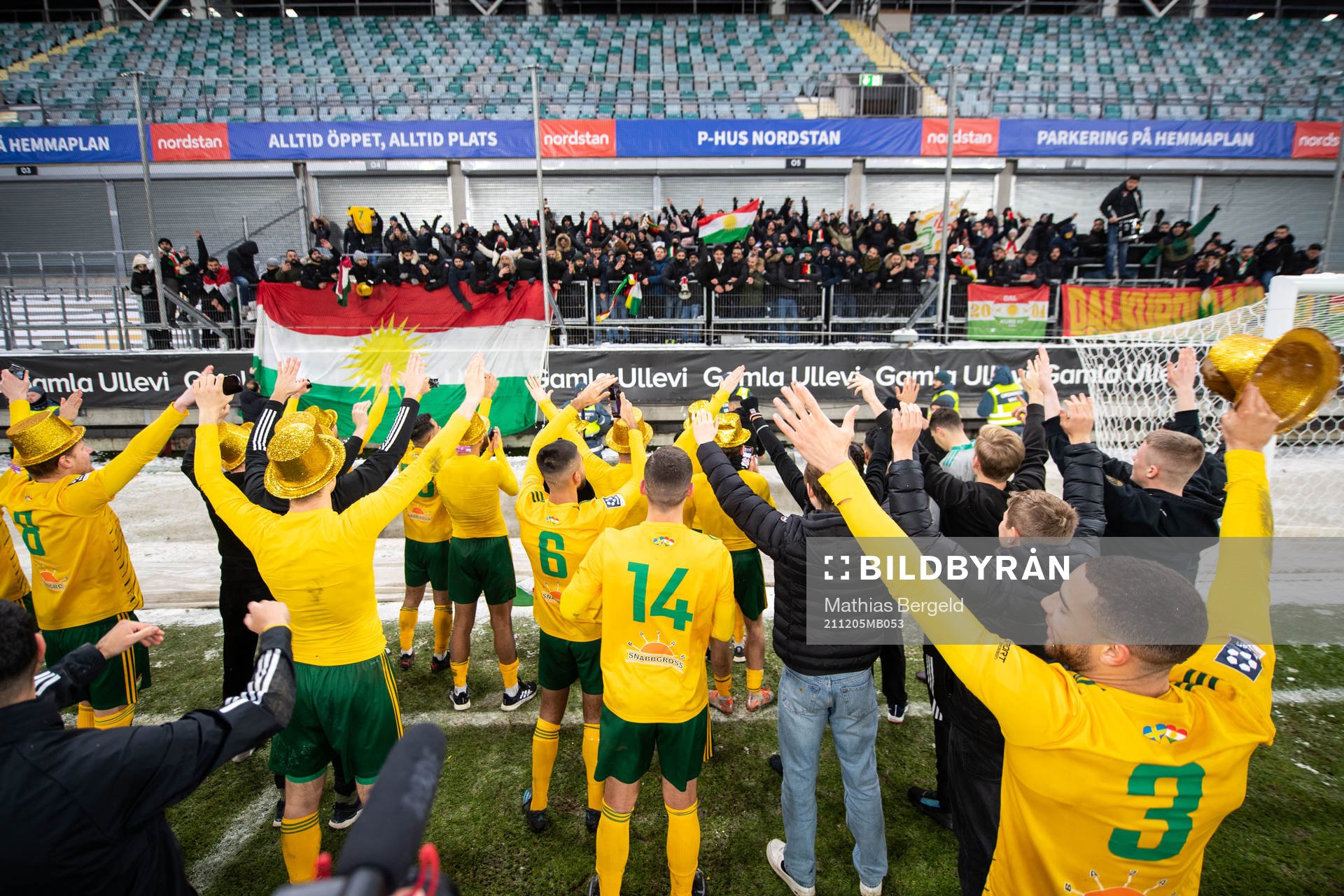Dalkurds spelare och ledare jublar efter match två i kvalet till Superettan mellan GAIS och Dalkurd den 5 december 2021 i Göteborg. 