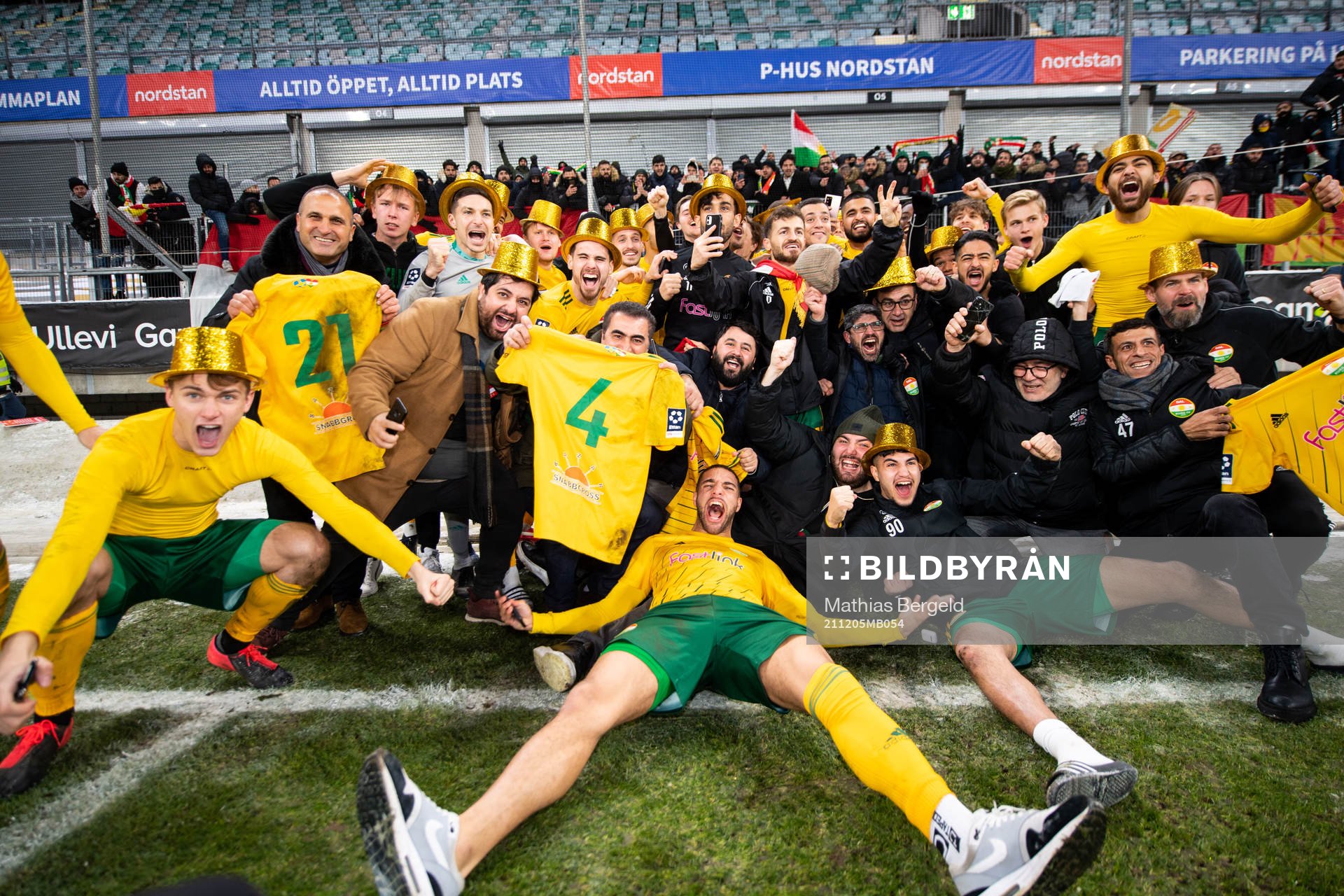 Dalkurds spelare och ledare jublar efter match två i kvalet till Superettan mellan GAIS och Dalkurd den 5 december 2021 i Göteborg. 