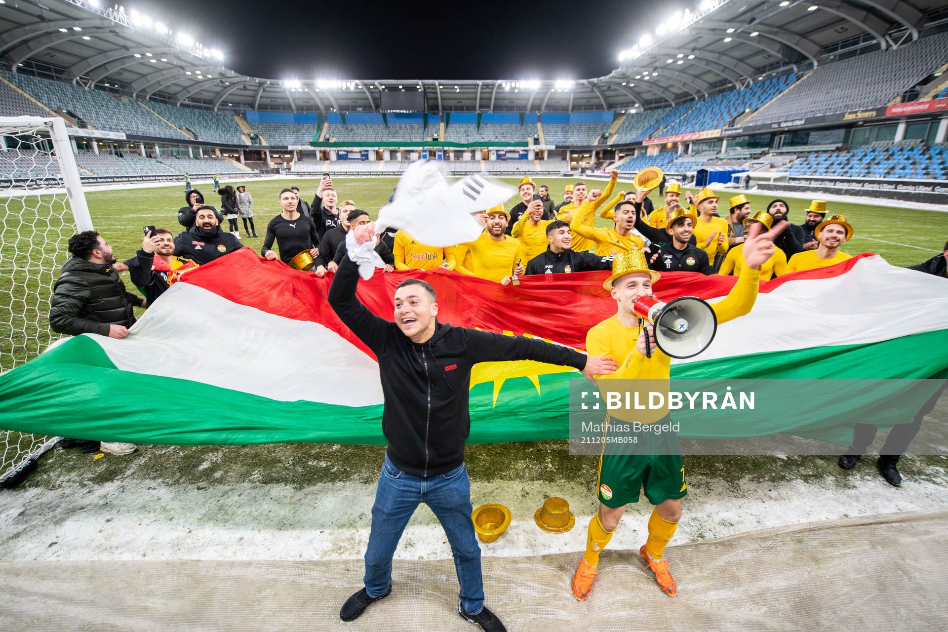 Dalkurds tränare Yasin Aras och Arian Kabashi  jublar