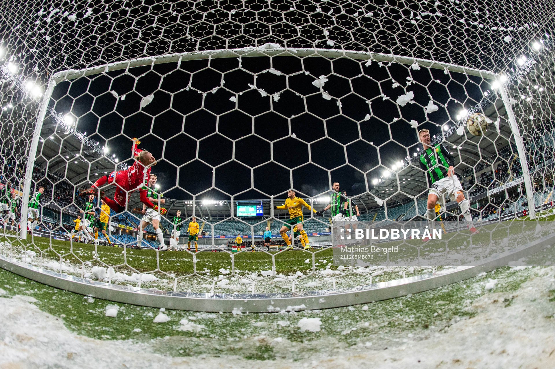Dalkurds Umit Aras gör 0-1 bakom GAIS målvakt Mathias