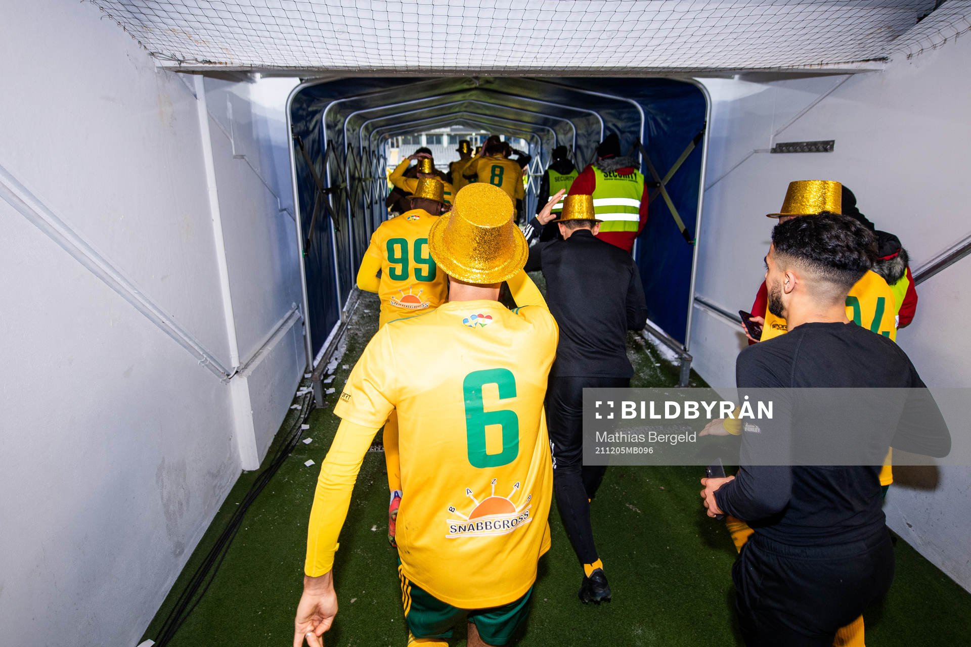 Dalkurds spelare springer ut genom spelartunneln och jublar efter vinst och uppflyttning till Superettan efter match två i kvalet till Superettan mellan GAIS och Dalkurd den 5 december 2021 i Göteborg.
