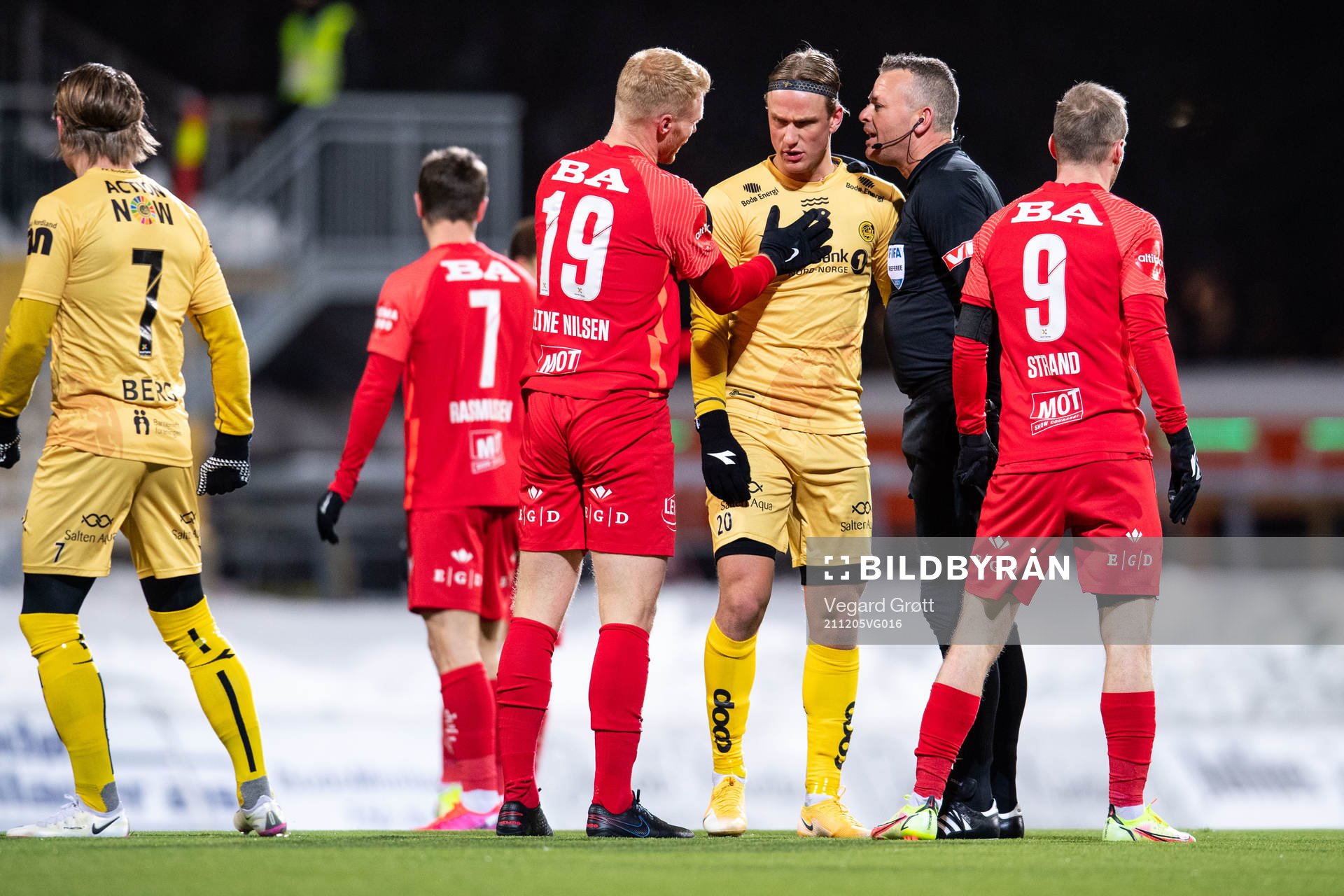 Robert Taylor of Brann, Erik Botheim of Bodø/Glimt  and