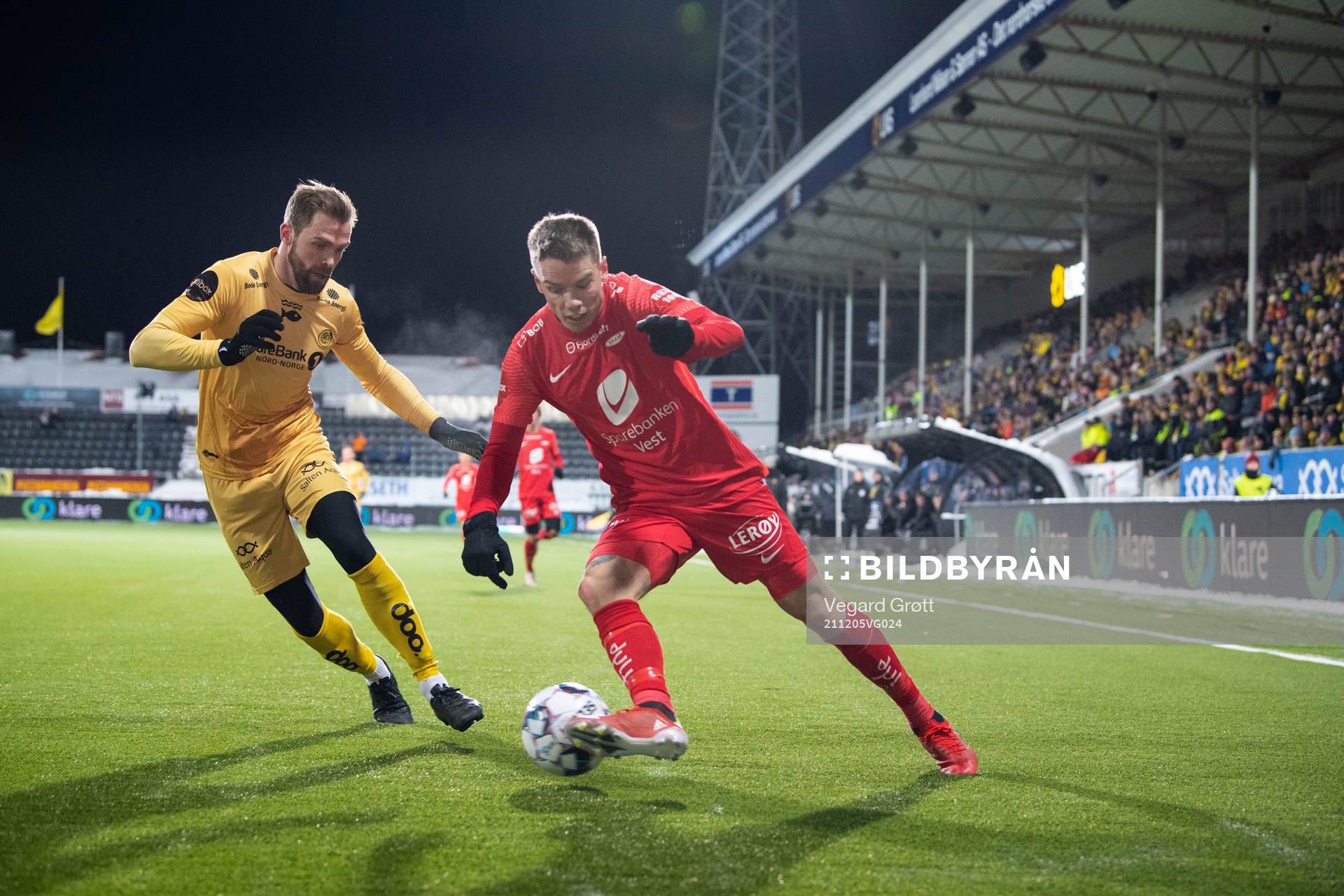 Brede Mathias Moe of Bodø/Glimt and Robert Taylor of Brann