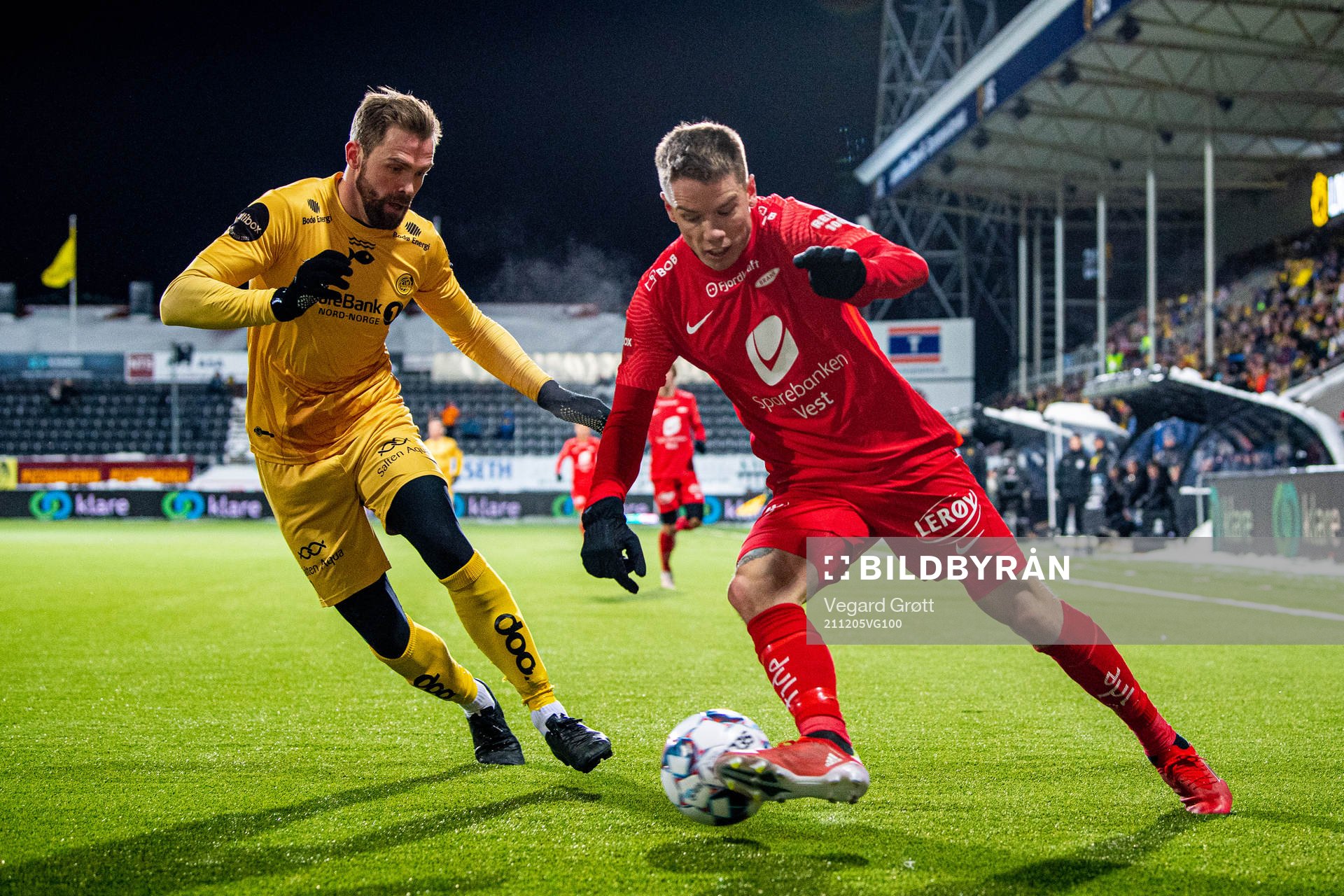 Brede Mathias Moe of Bodø/Glimt and Robert Taylor of Brann
