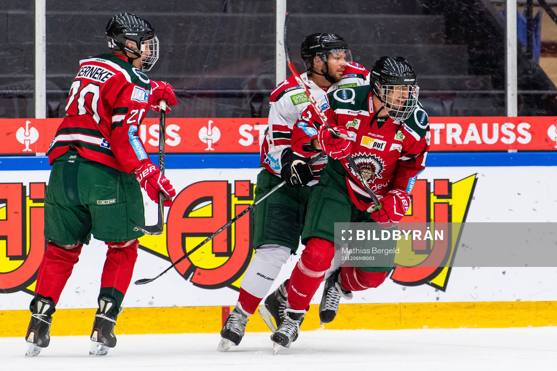 Marcus Berg och Gustav Svensson när det allsvenska fotbollslaget IFK Göteborg spelar ishockey den 6 december 2021 i Göteborg. 