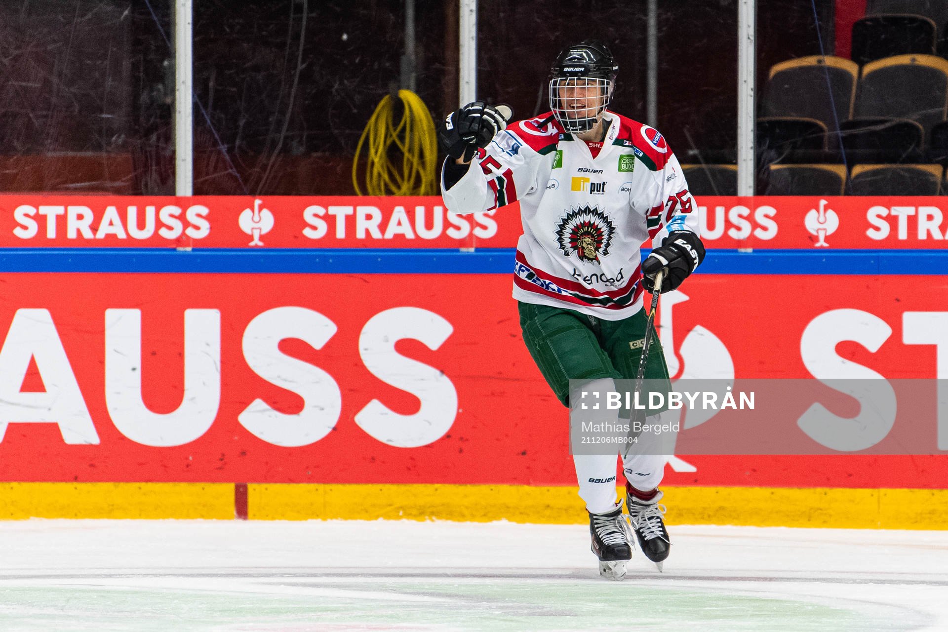 Simon Thern jublar efter mål när det allsvenska fotbollslaget IFK Göteborg spelar ishockey den 6 december 2021 i Göteborg. 