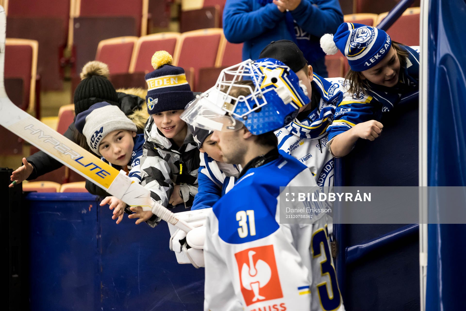 Fans and Leksands goalkeeper Kasimir Kaskisuo