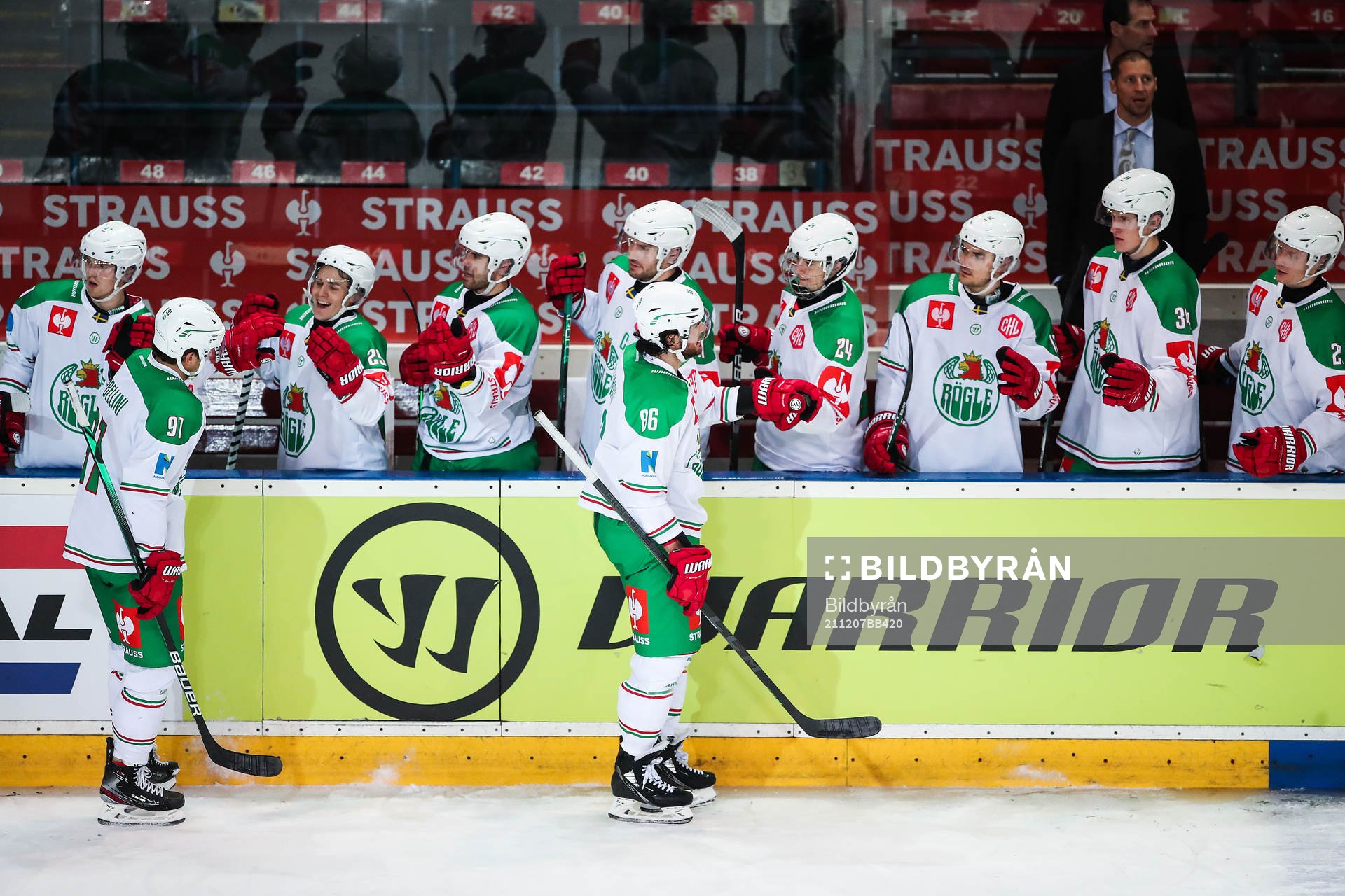 Adam Tambellini and Eric Gelinas of Rögle celebrate