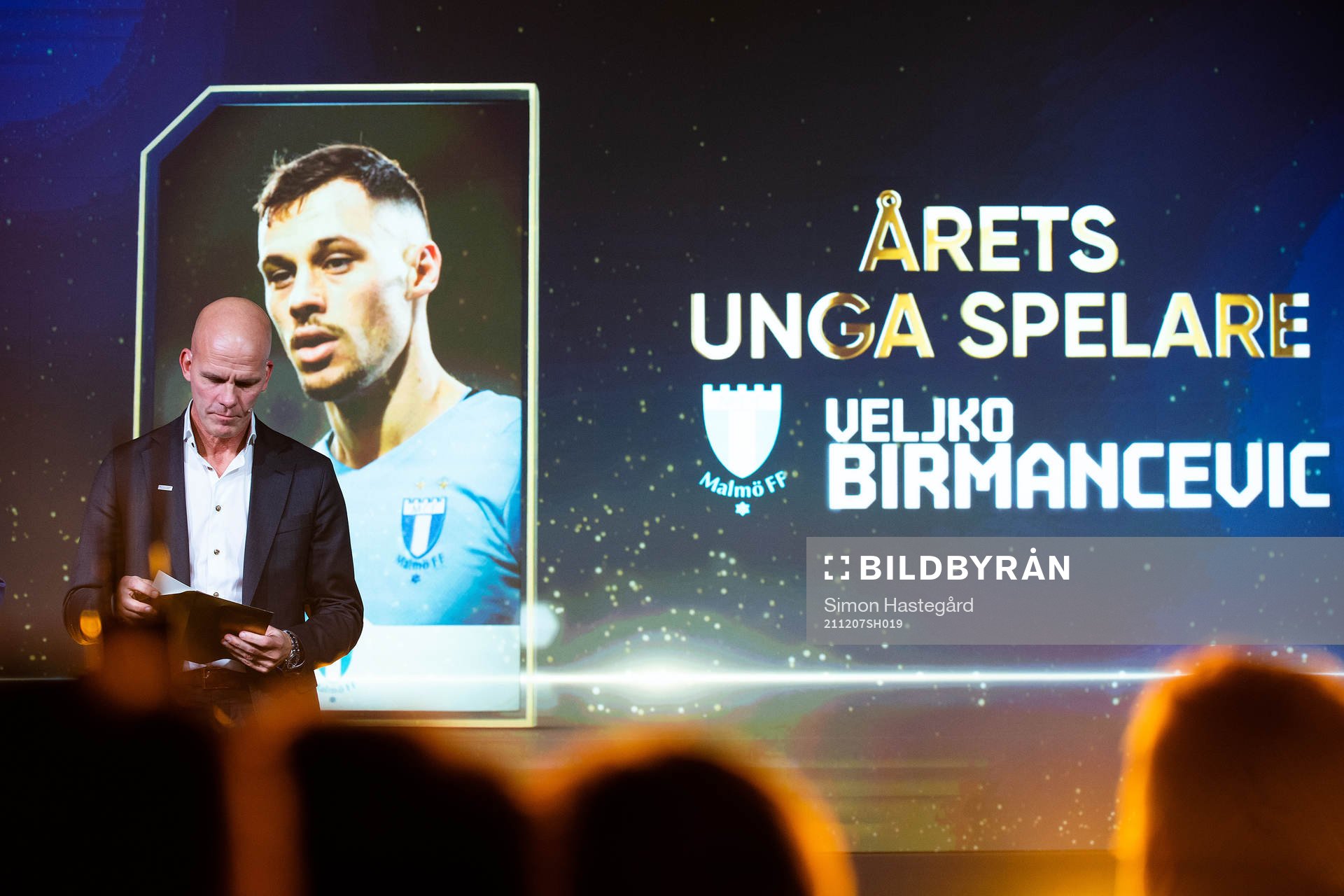 Veljko Birmancevic, årets unga spelare, visas på en skärm