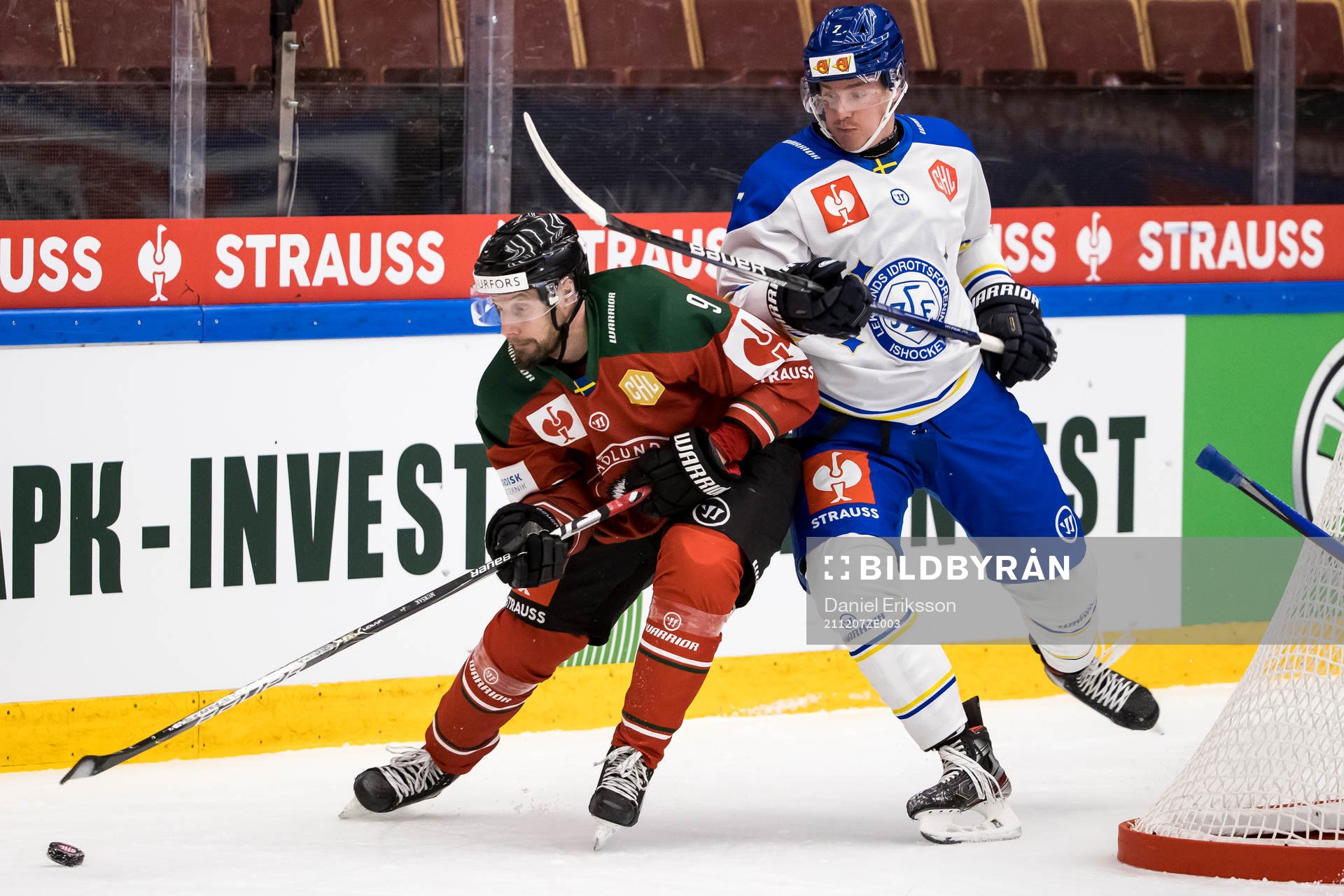 Jan Mursak  of Frölunda and Ben Thomas  of Leksand