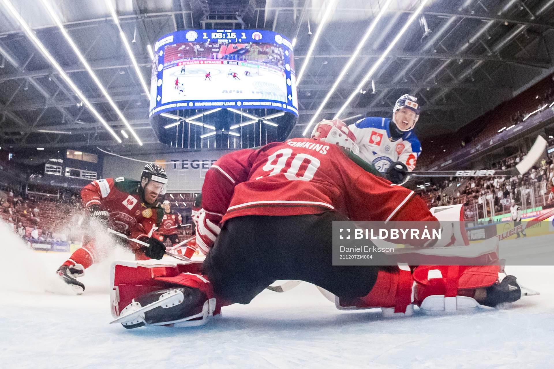 Jens Olsson of Frölunda  and Martin Karlsson  of Leksand