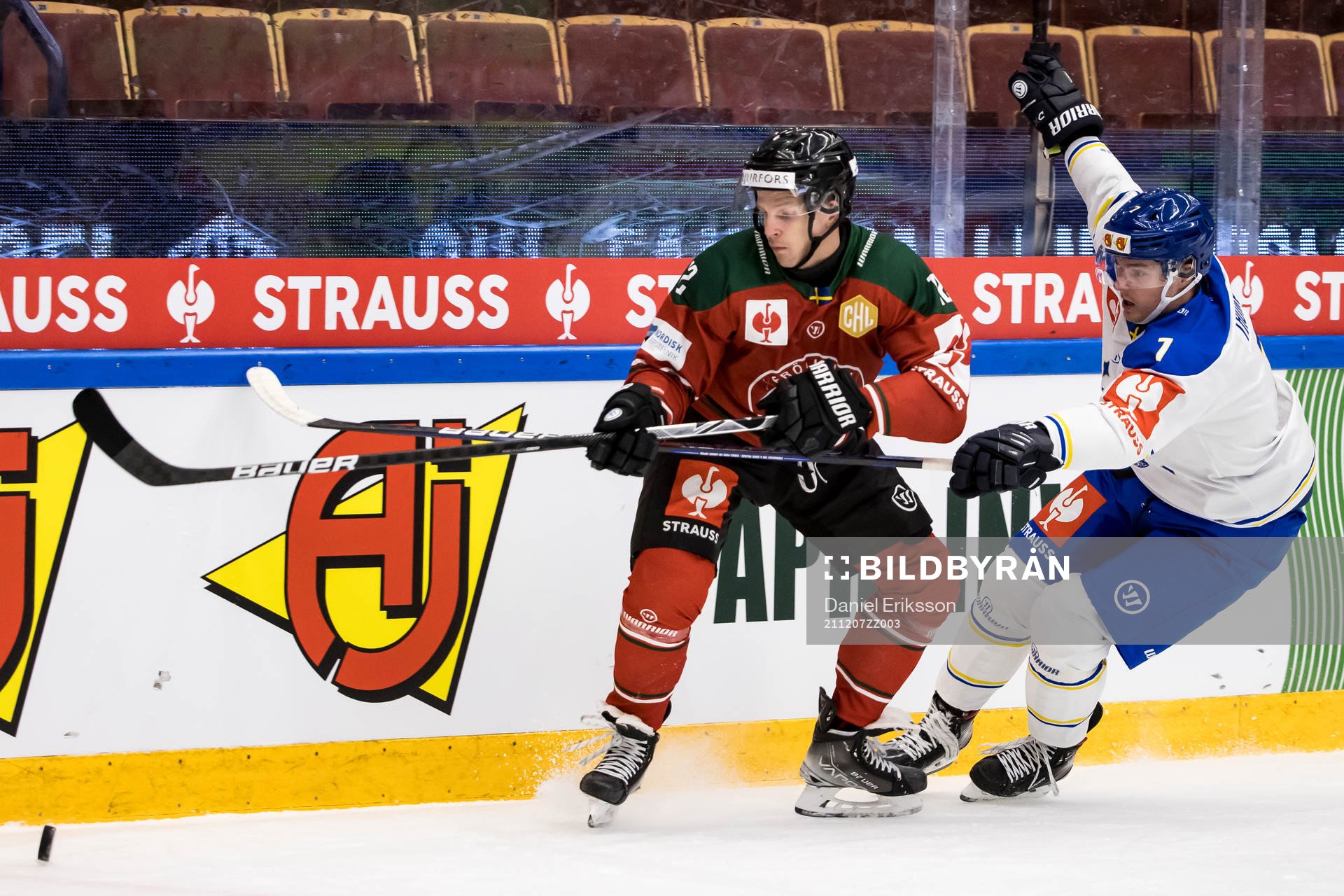 Max Friberg  of Frölunda and Ben Thomas  of Leksand