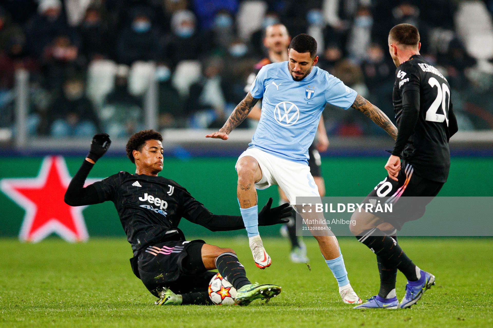 Koni De Winter and Federico Bernardeschi of Juventus